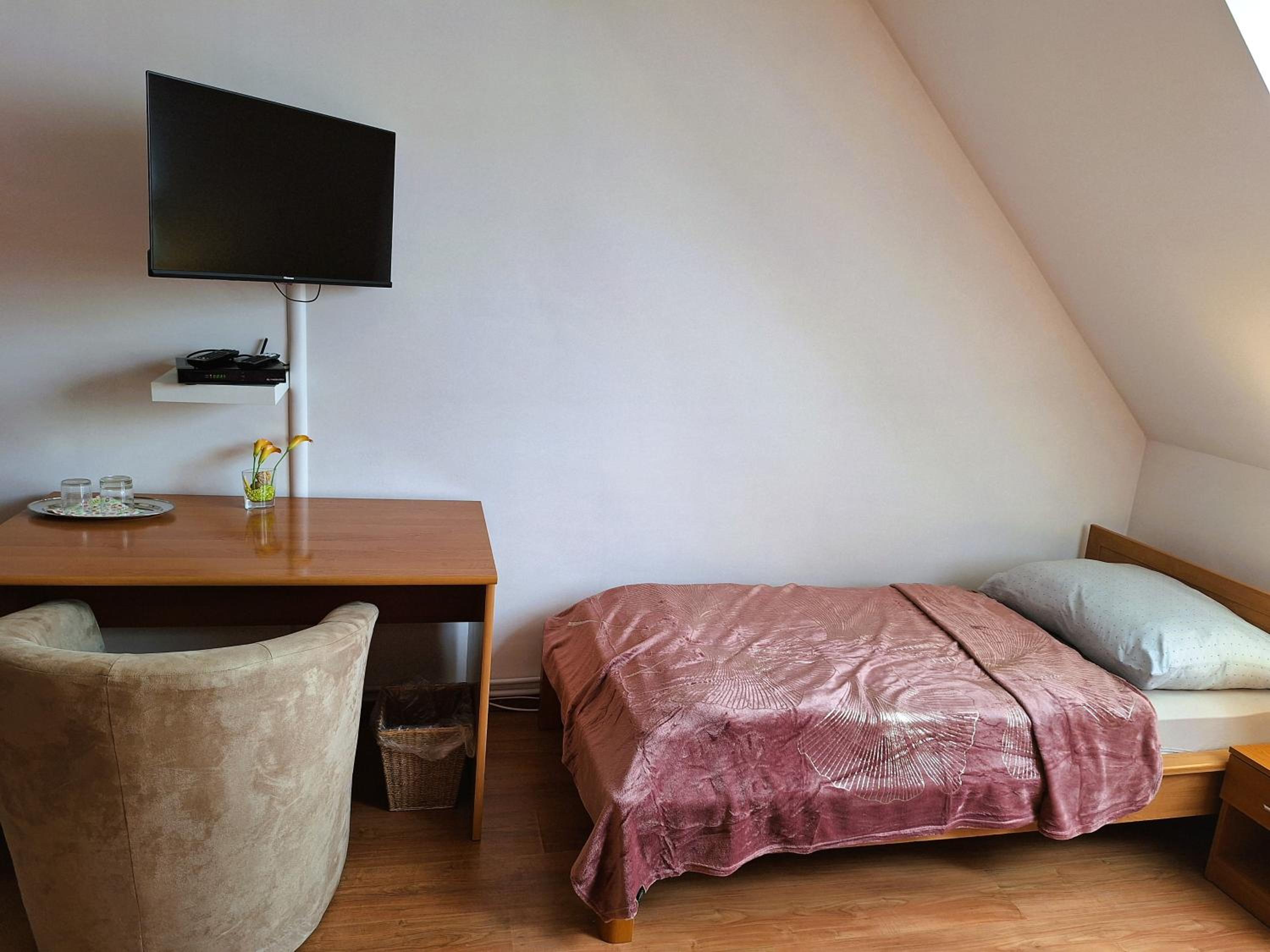 Triple Room with Private Bathroom - Photo 3