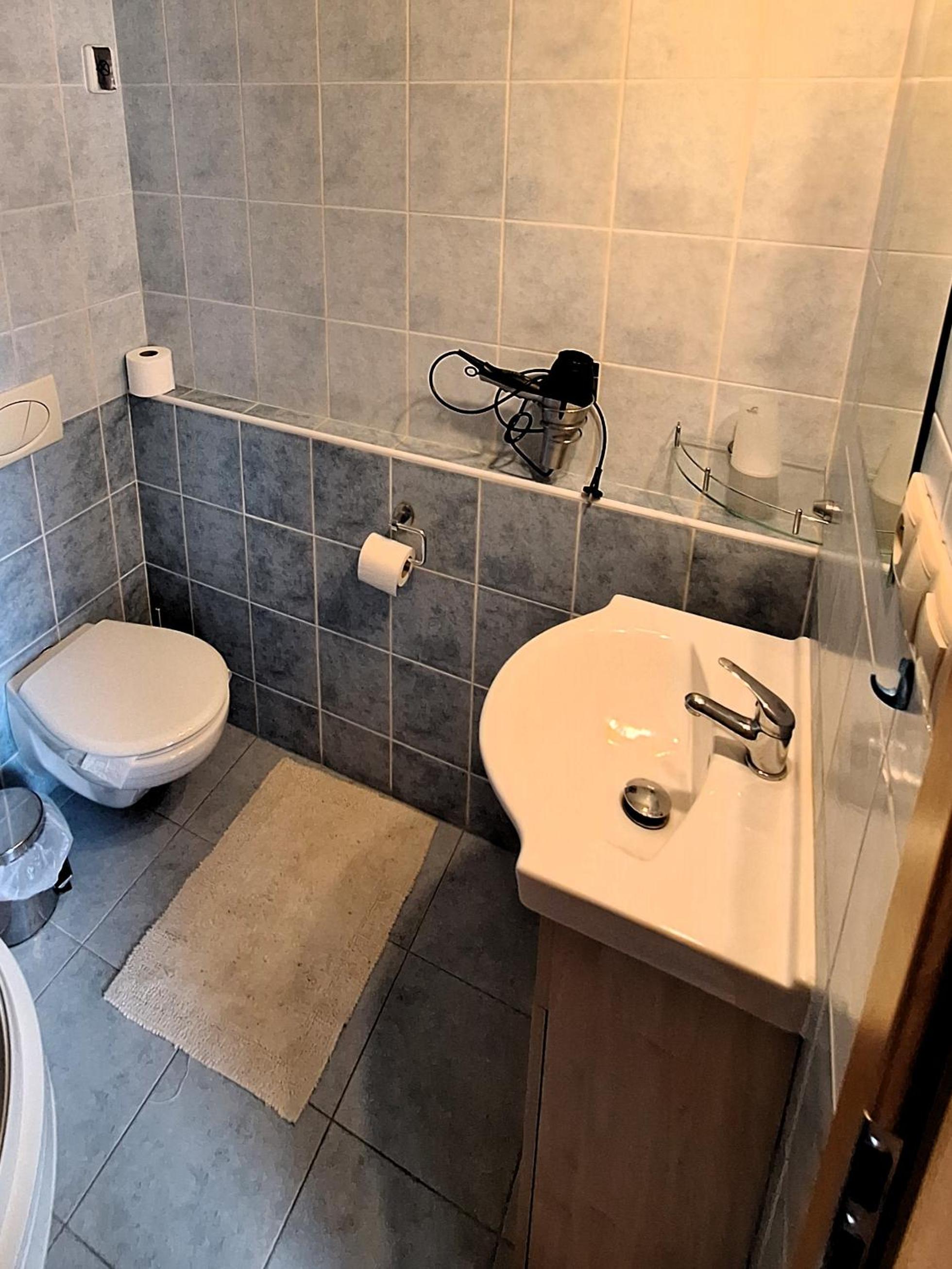Twin Room with Bathroom - Photo 5