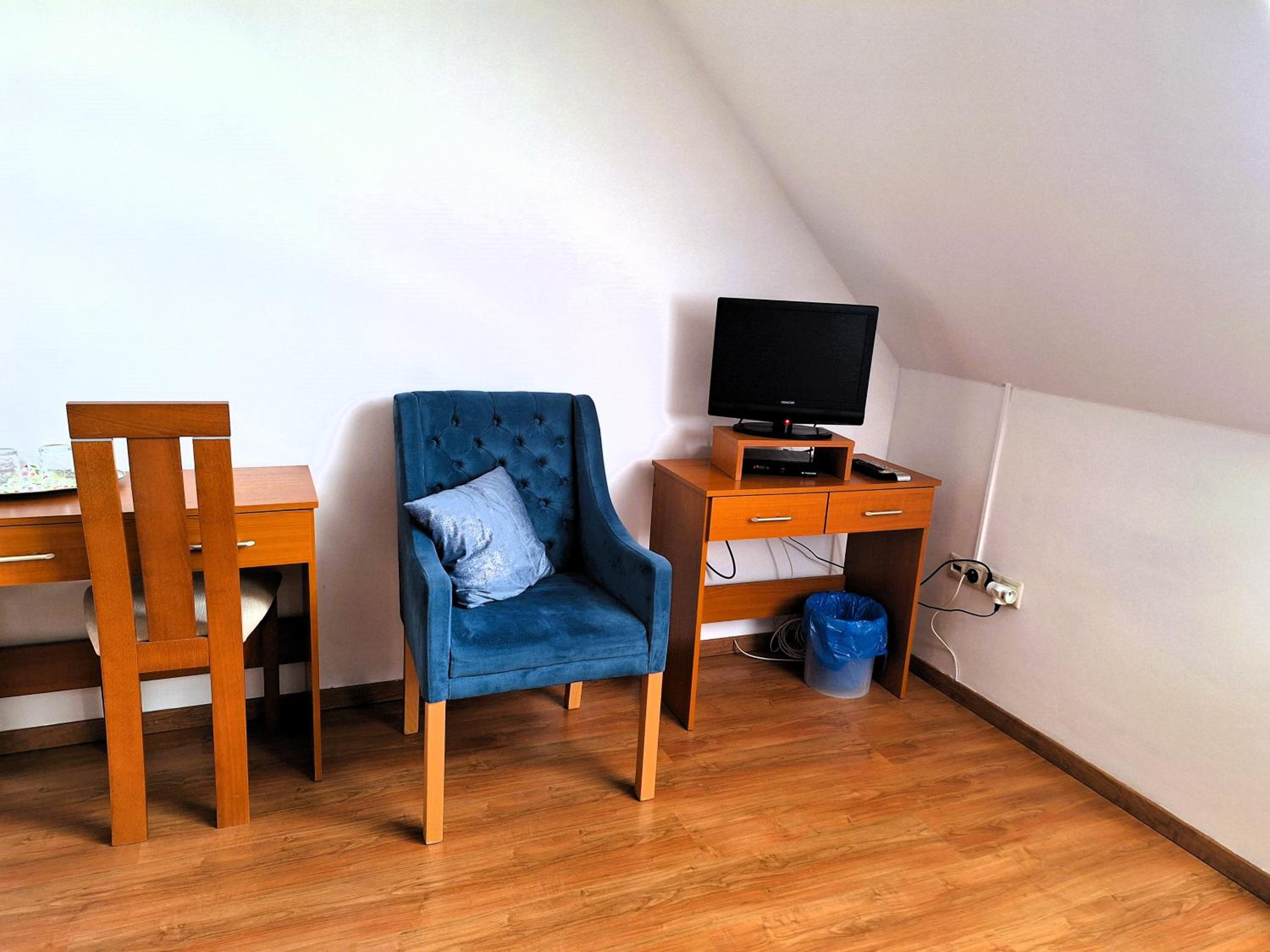 Twin Room with Bathroom - Photo 3