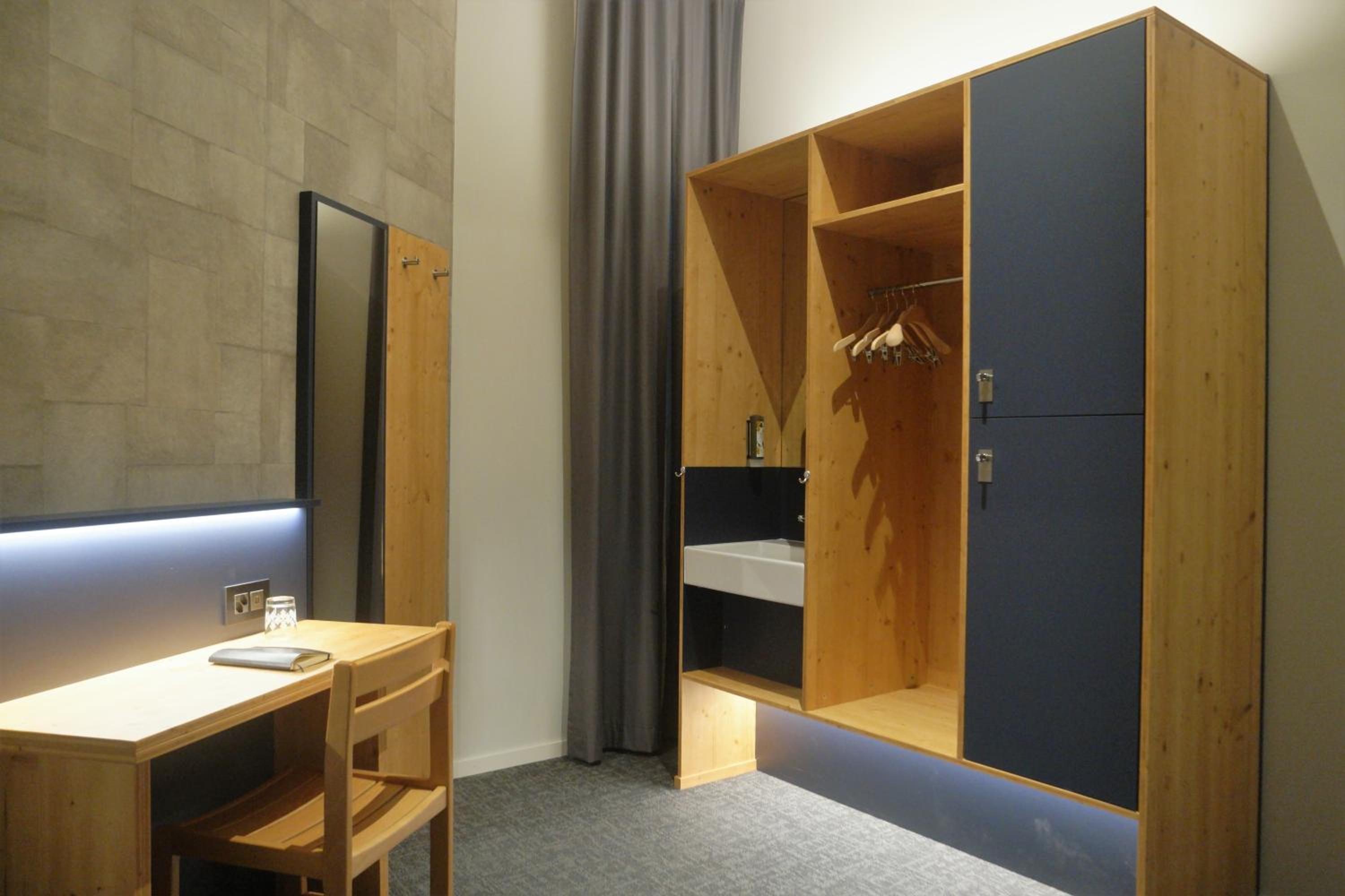 Single Room with Shared Shower and Toilet photo 3