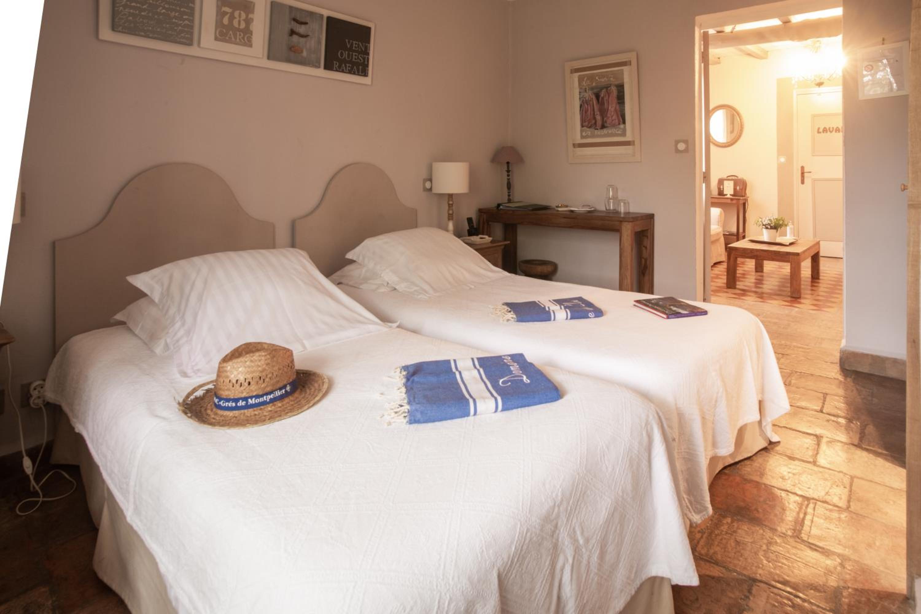 Standard Double Room - Photo 3