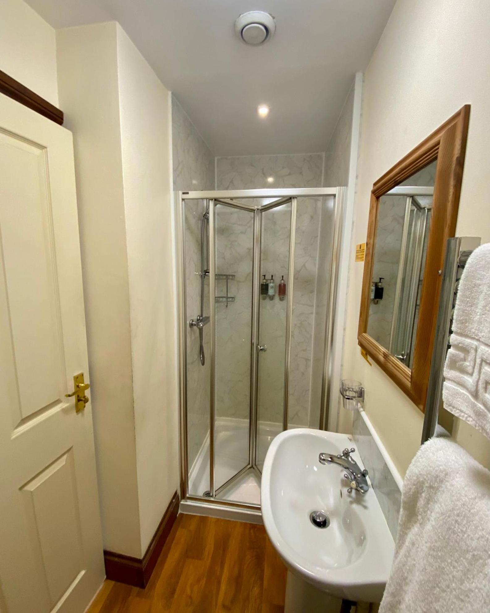 Twin Room - Photo 2