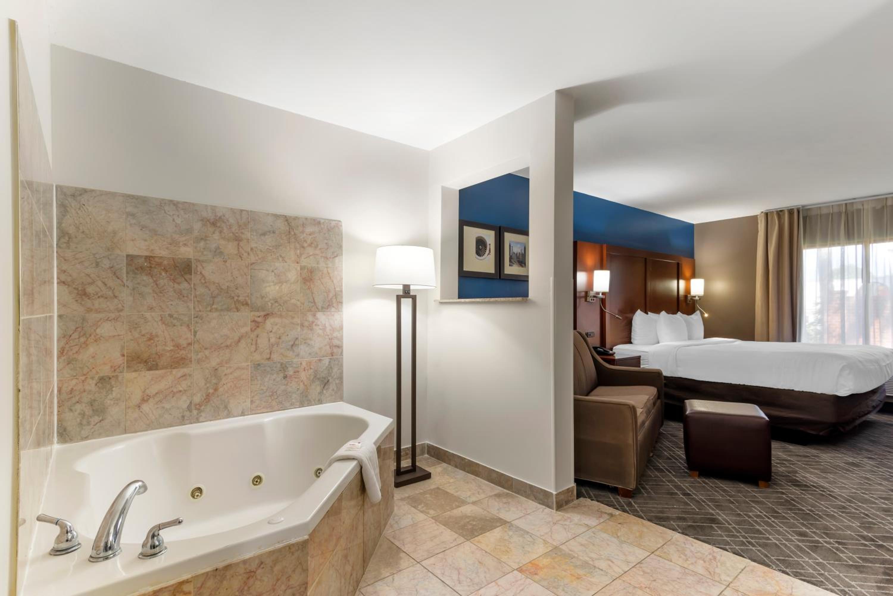 King Suite - Non-Smoking - Photo 8