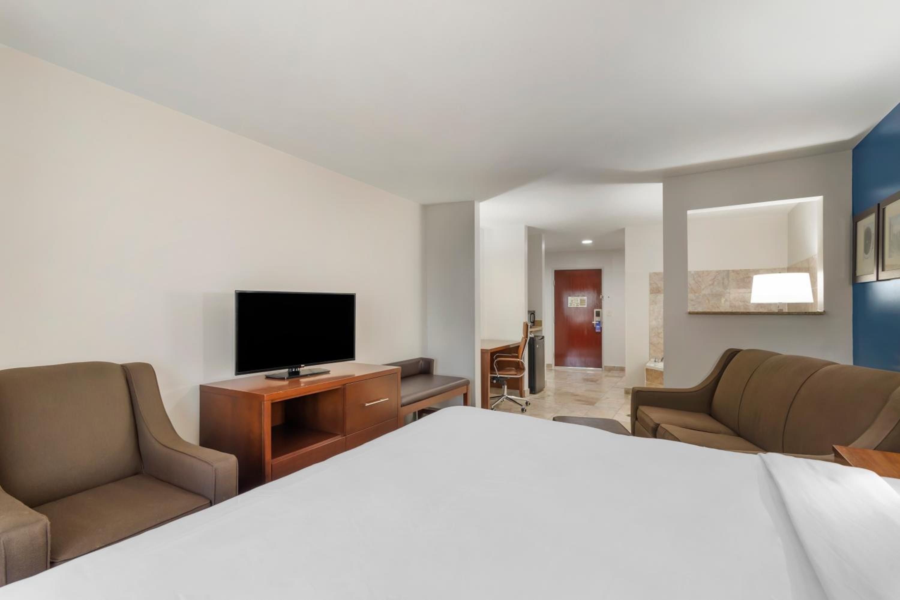 Queen Suite - Disability Access - Non-Smoking - Photo 3