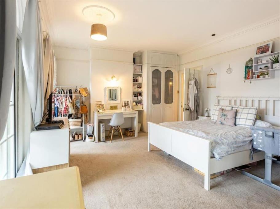 Seven-Bedroom House photo 1