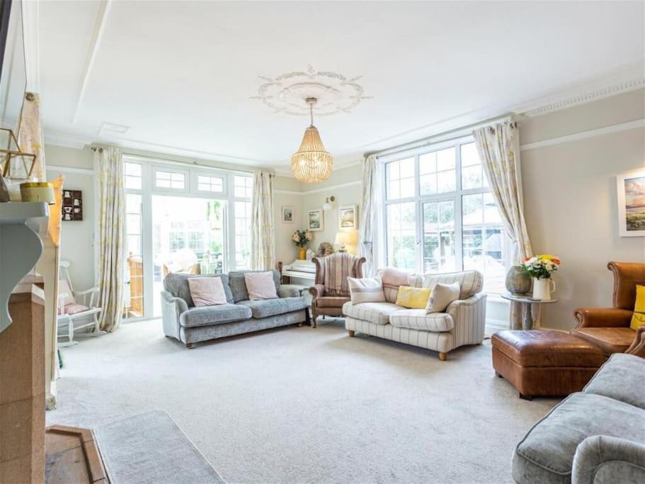 Seven-Bedroom House photo 3
