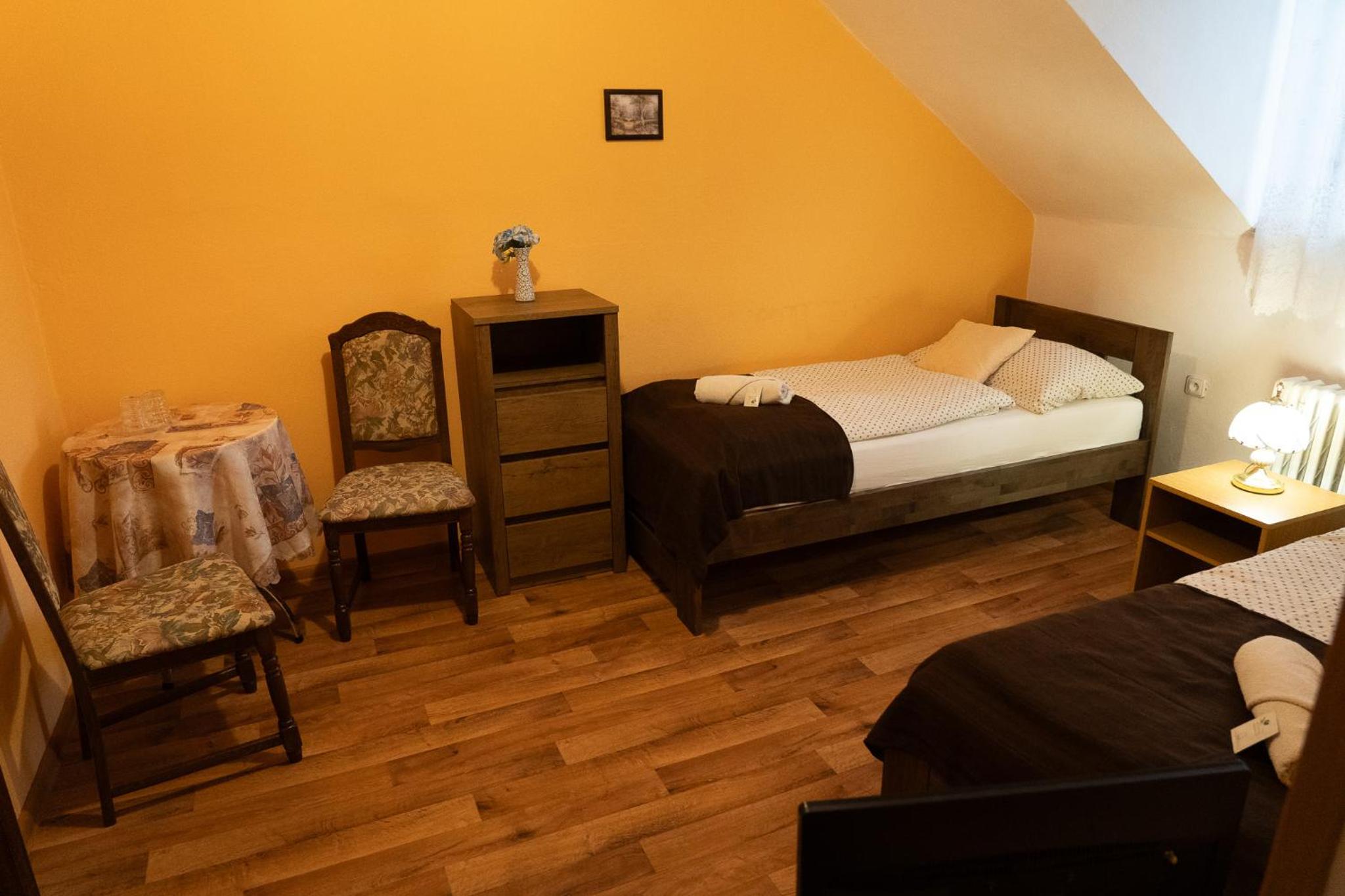 Twin Room with Private Bathroom - Photo 4