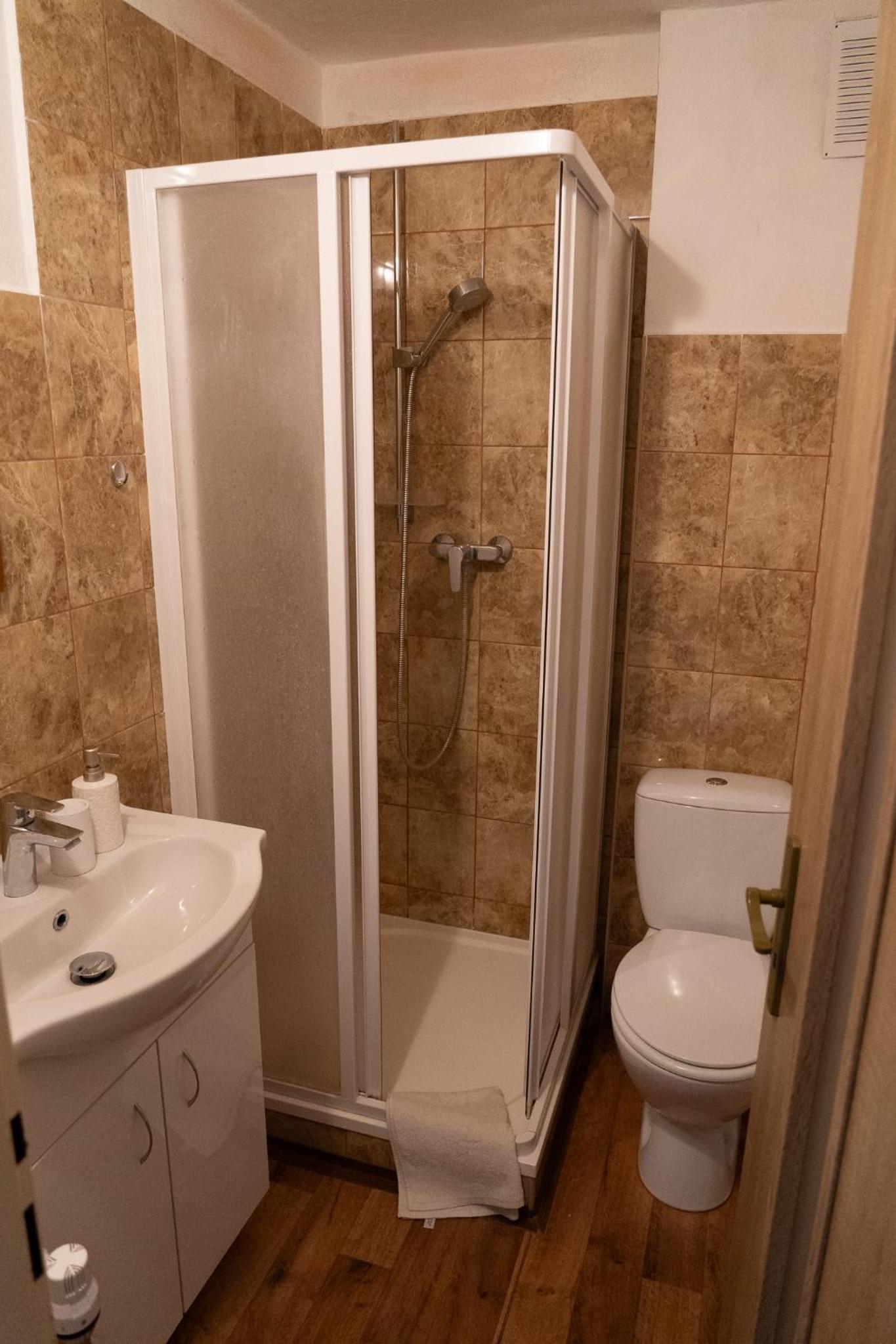 Twin Room with Private Bathroom - Photo 5