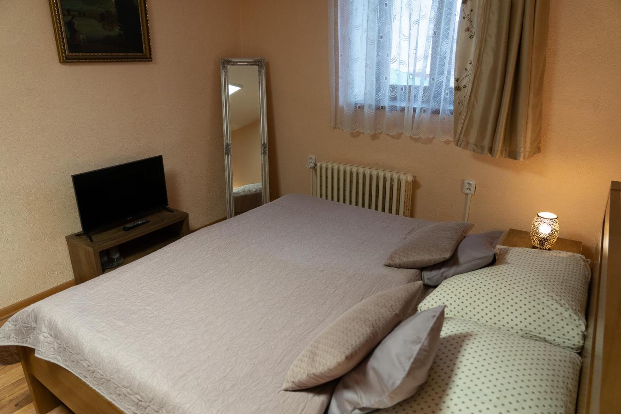 Deluxe Double Room with Extra Bed - Photo 18