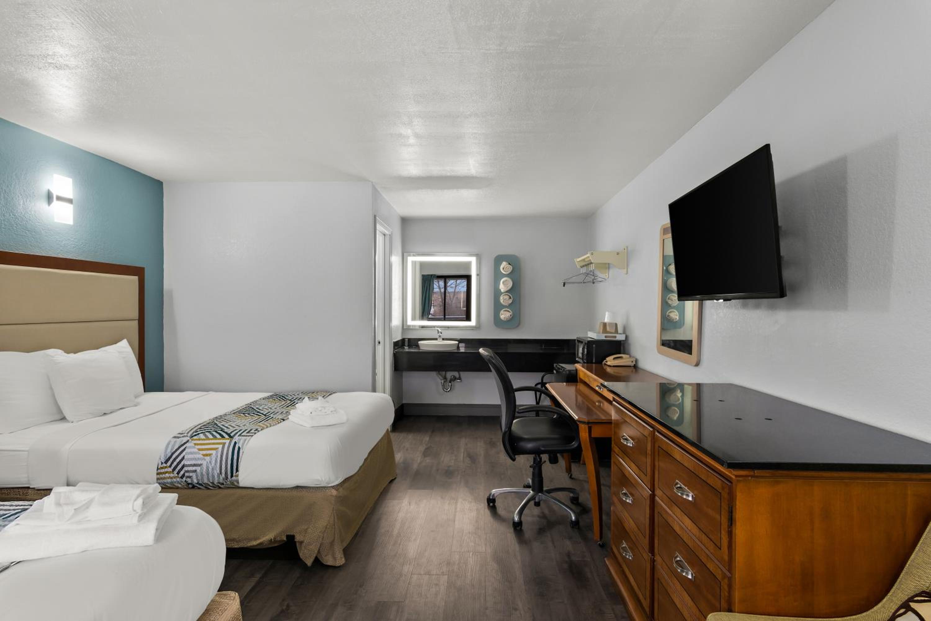 Standard Room with Two Double Beds - Non-Smoking photo 3