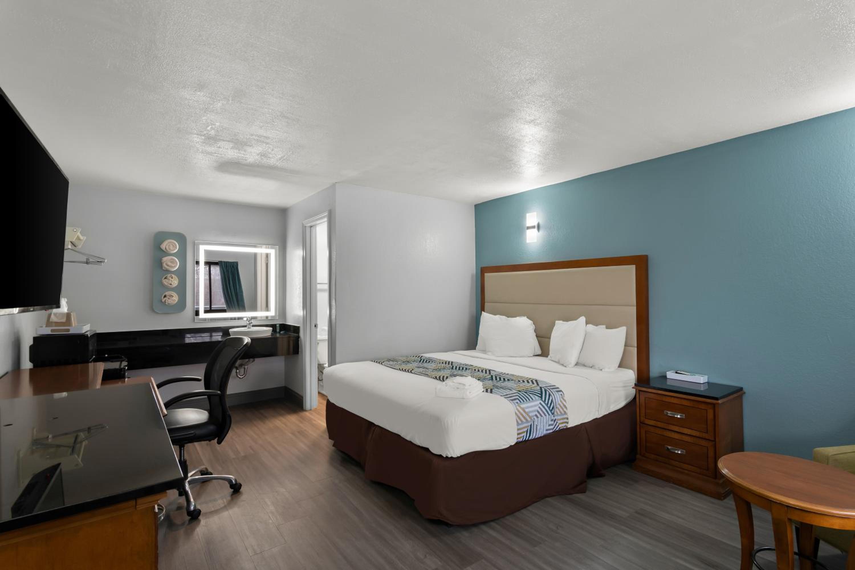 1 King Bed Accessible Non Smoking photo 1