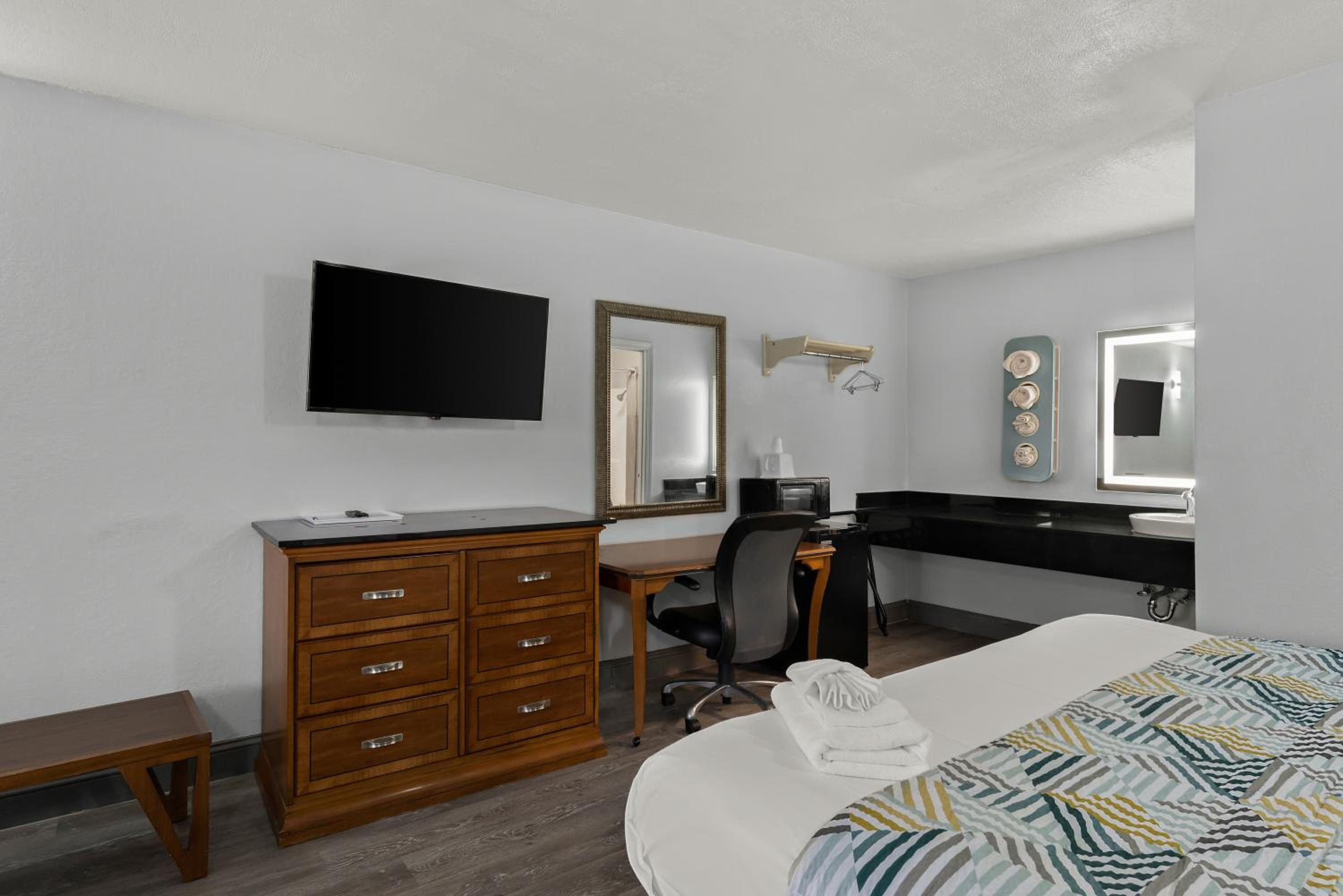 1 King Bed Non Smoking photo 2
