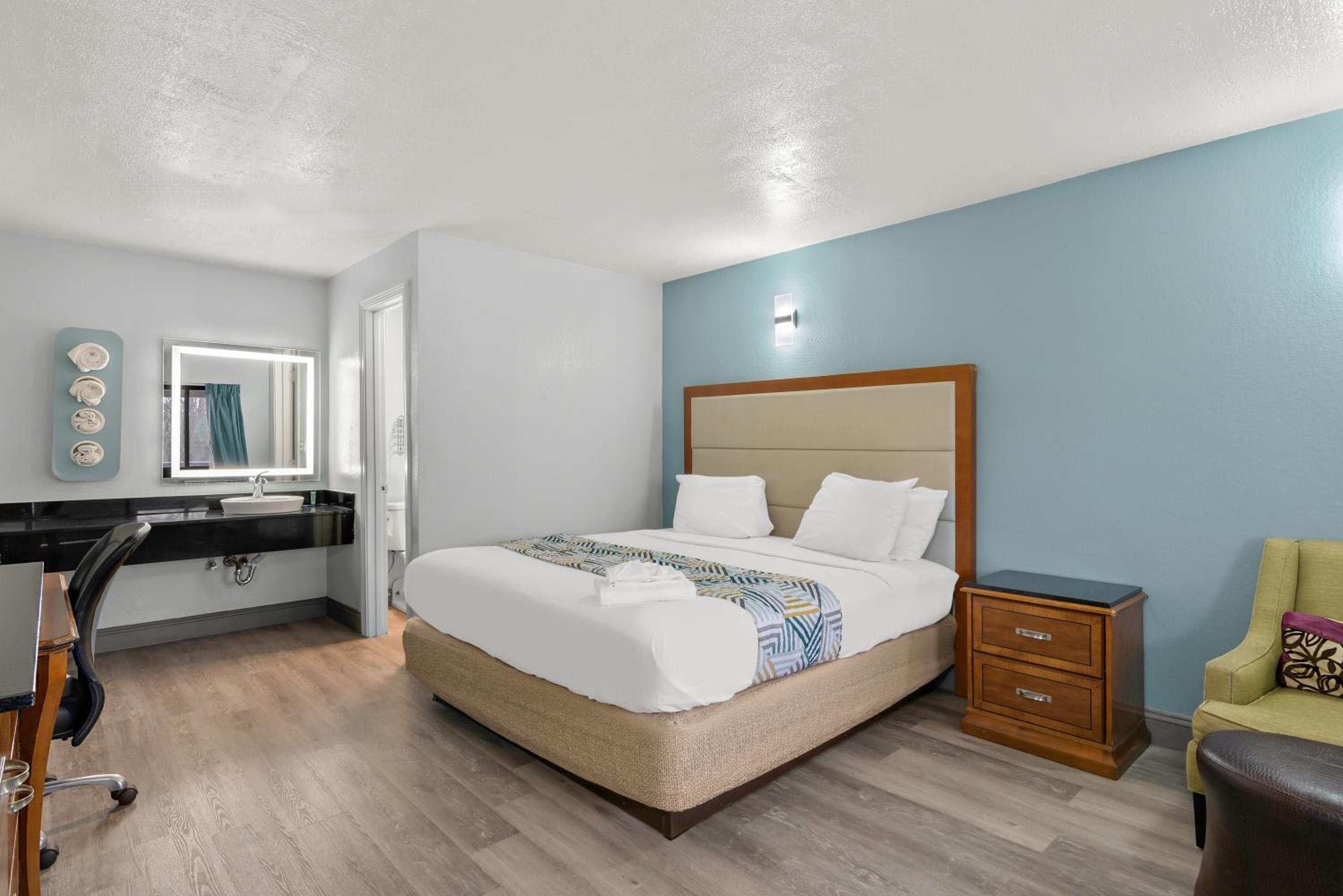 1 King Bed Accessible Non Smoking photo 2
