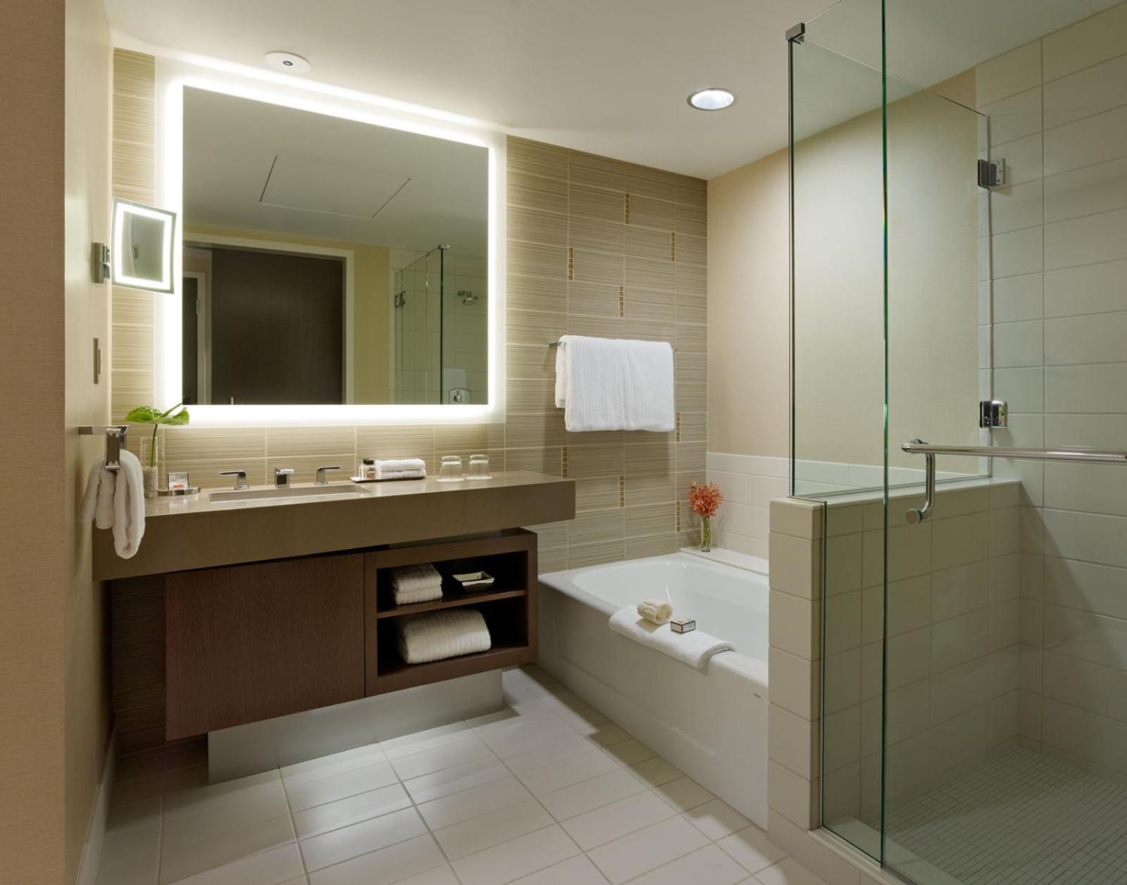 Deluxe King Room with River Ballpark View - Photo 2