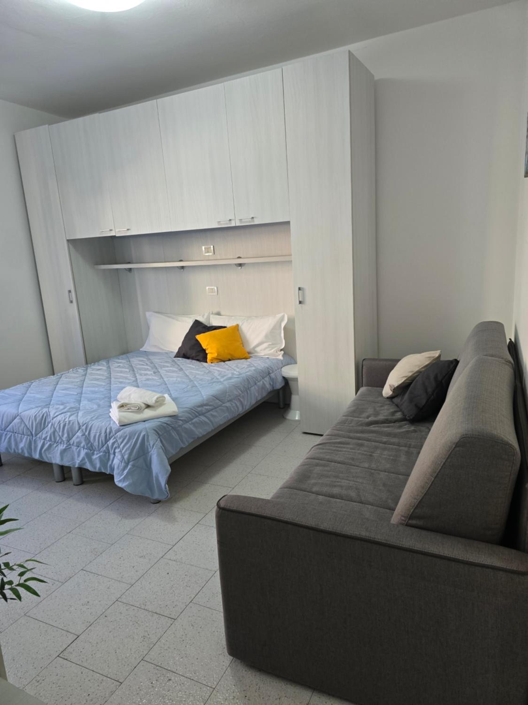 One-Bedroom Apartment photo 1