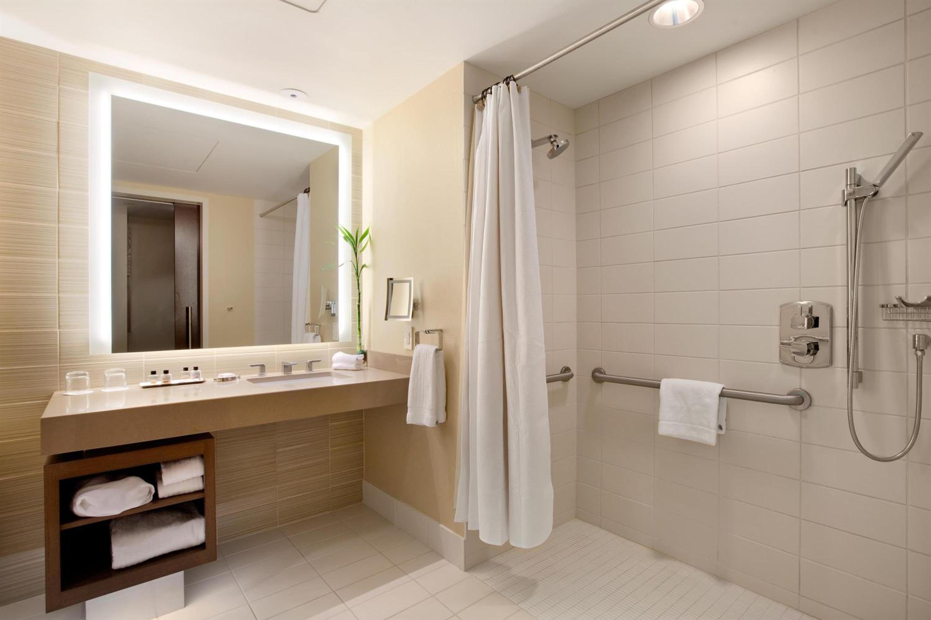 Deluxe Room with Roll-In Shower and River View - Mobility/Hearing Accessible - Photo 4