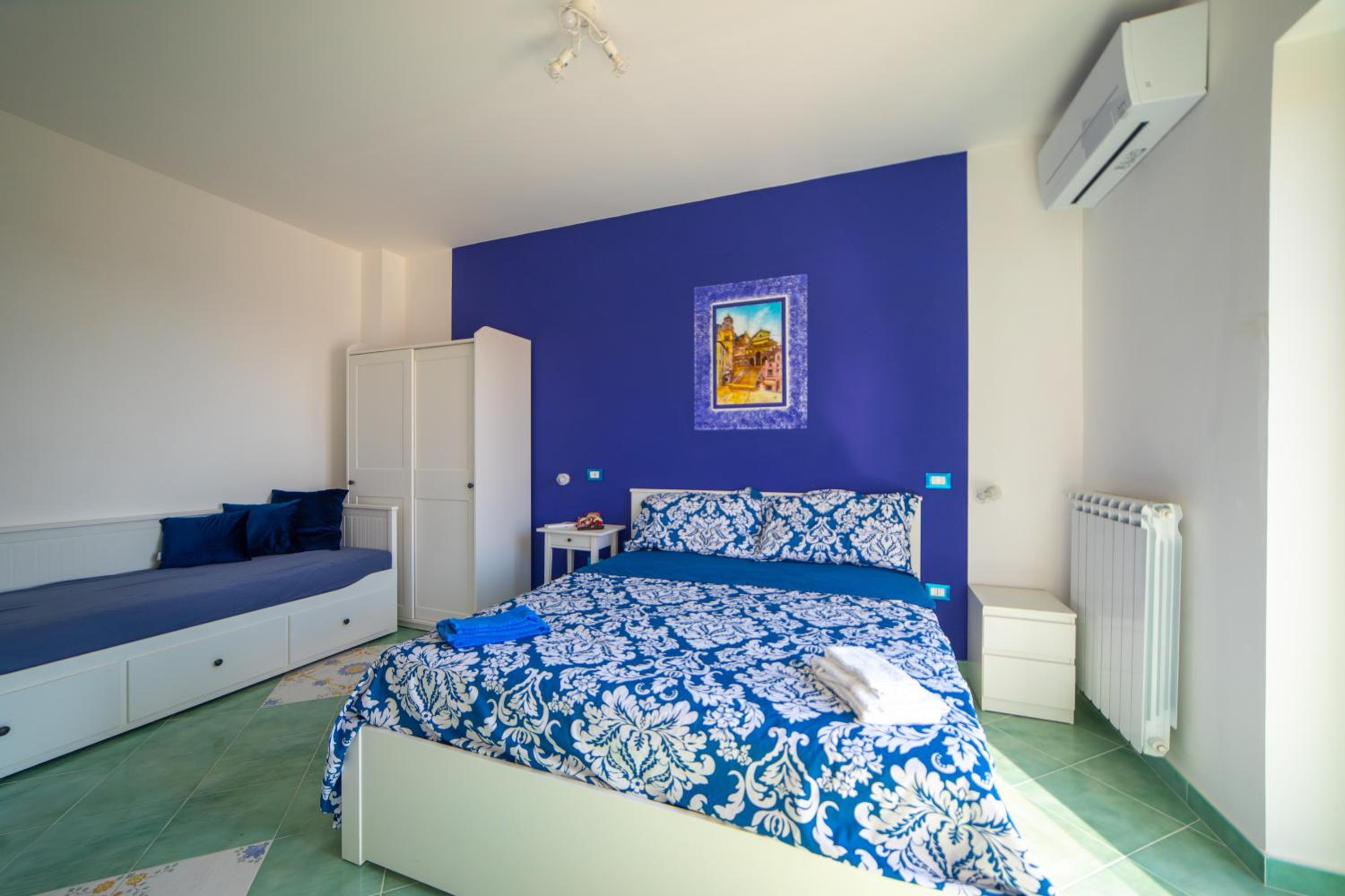 Deluxe Room (2 Adults + 1 Child)