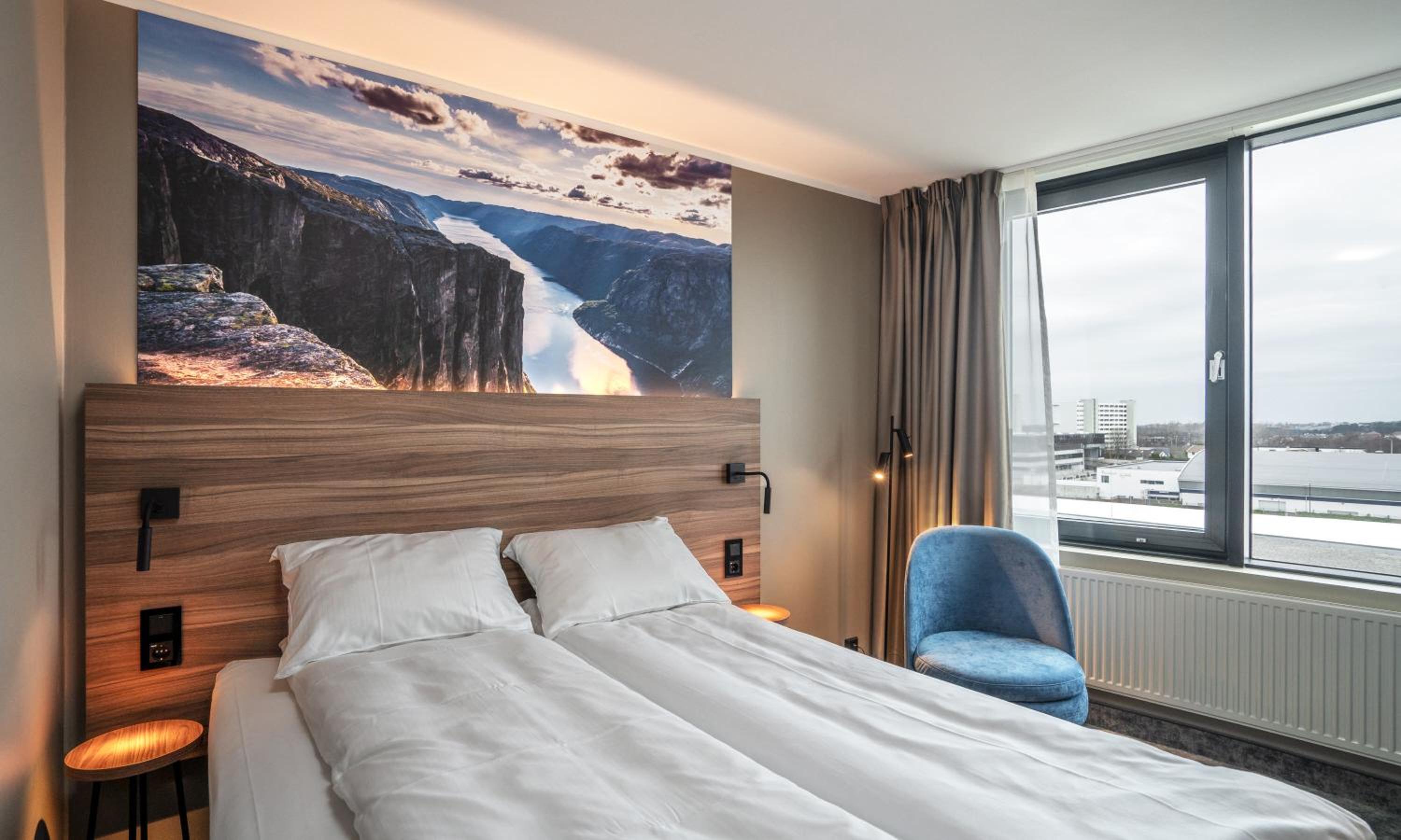  Standard Room with Queen Bed photo 2
