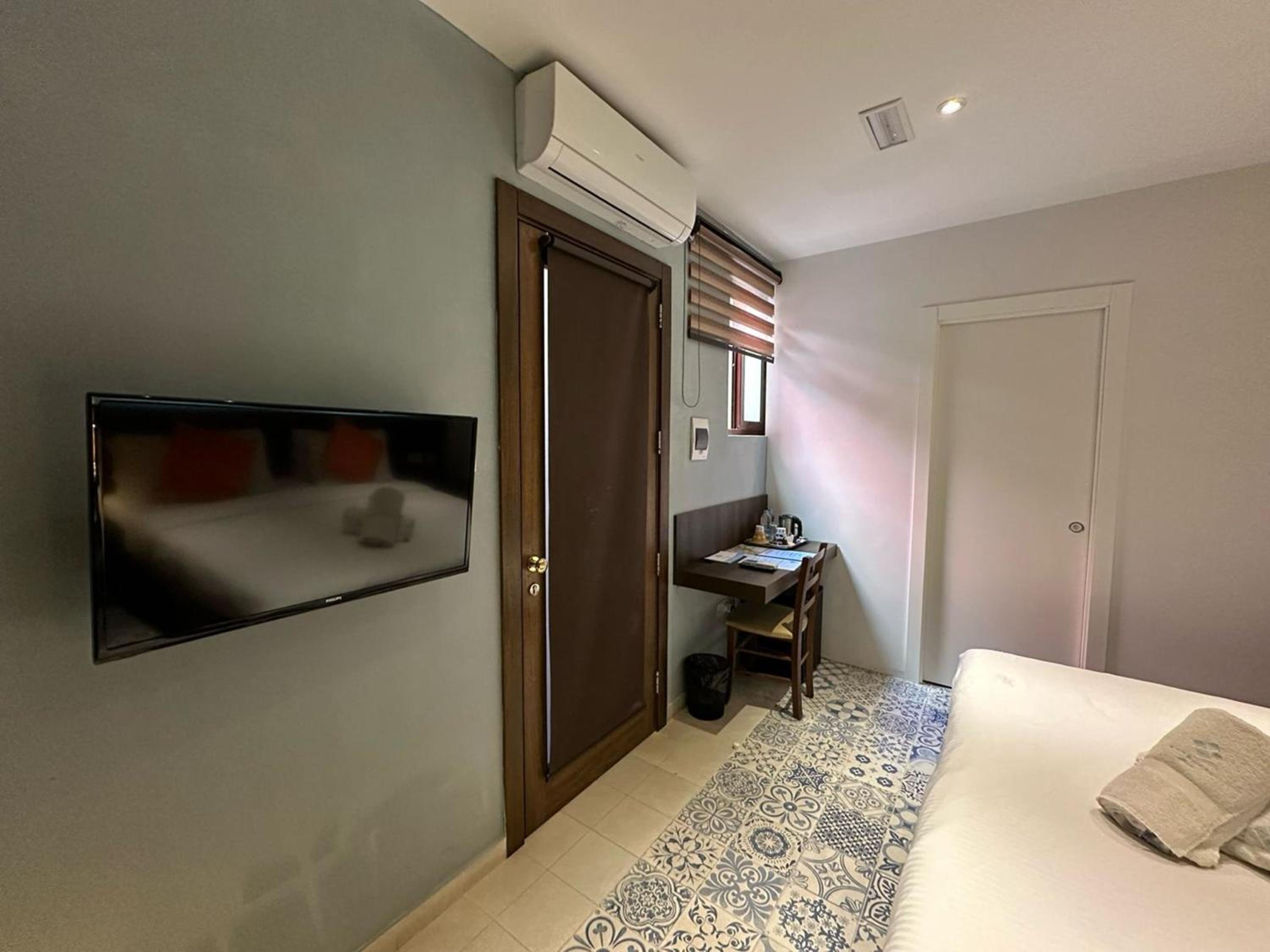 Double or Twin Room - Photo 8