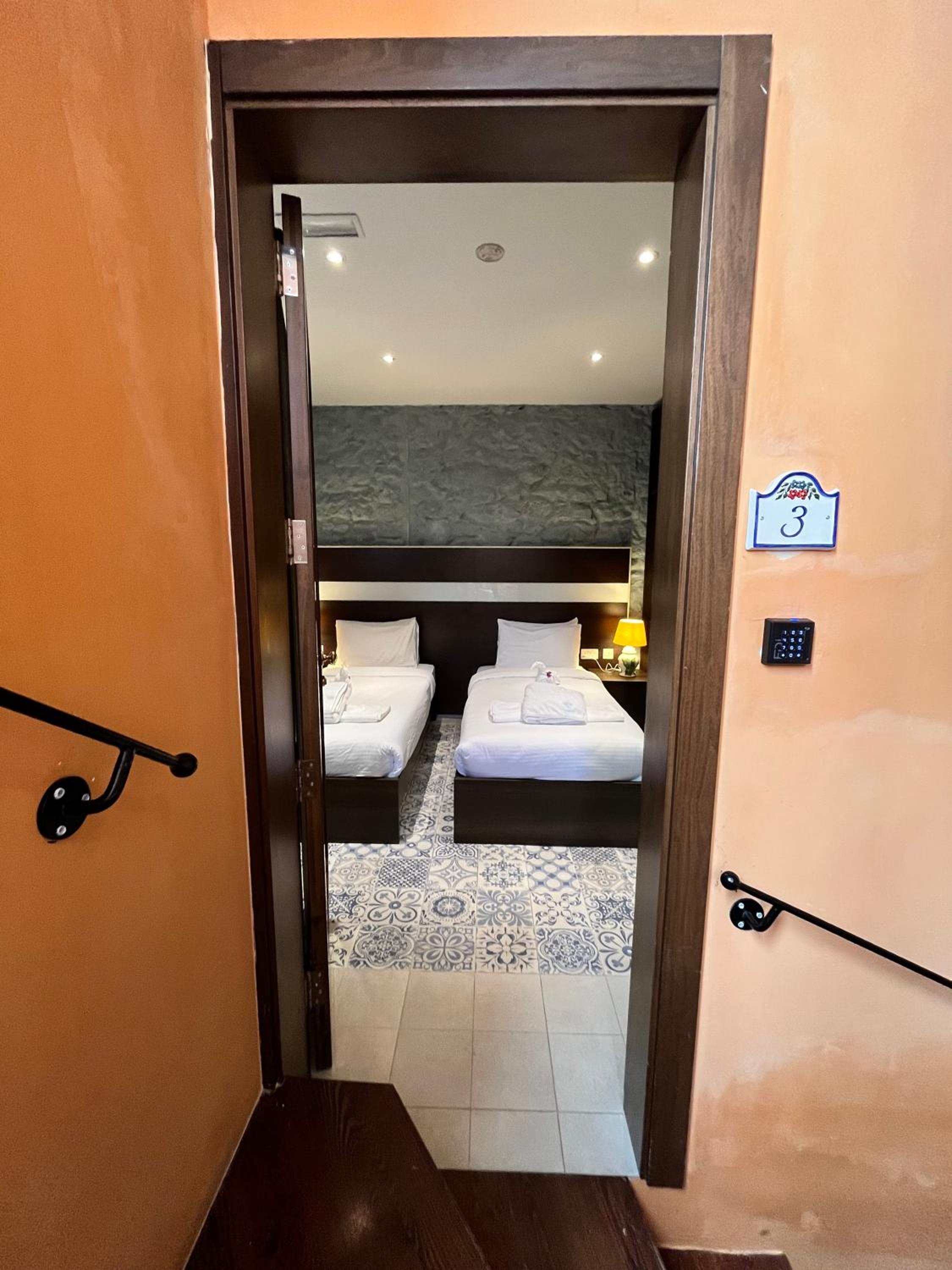 Double or Twin Room - Photo 10