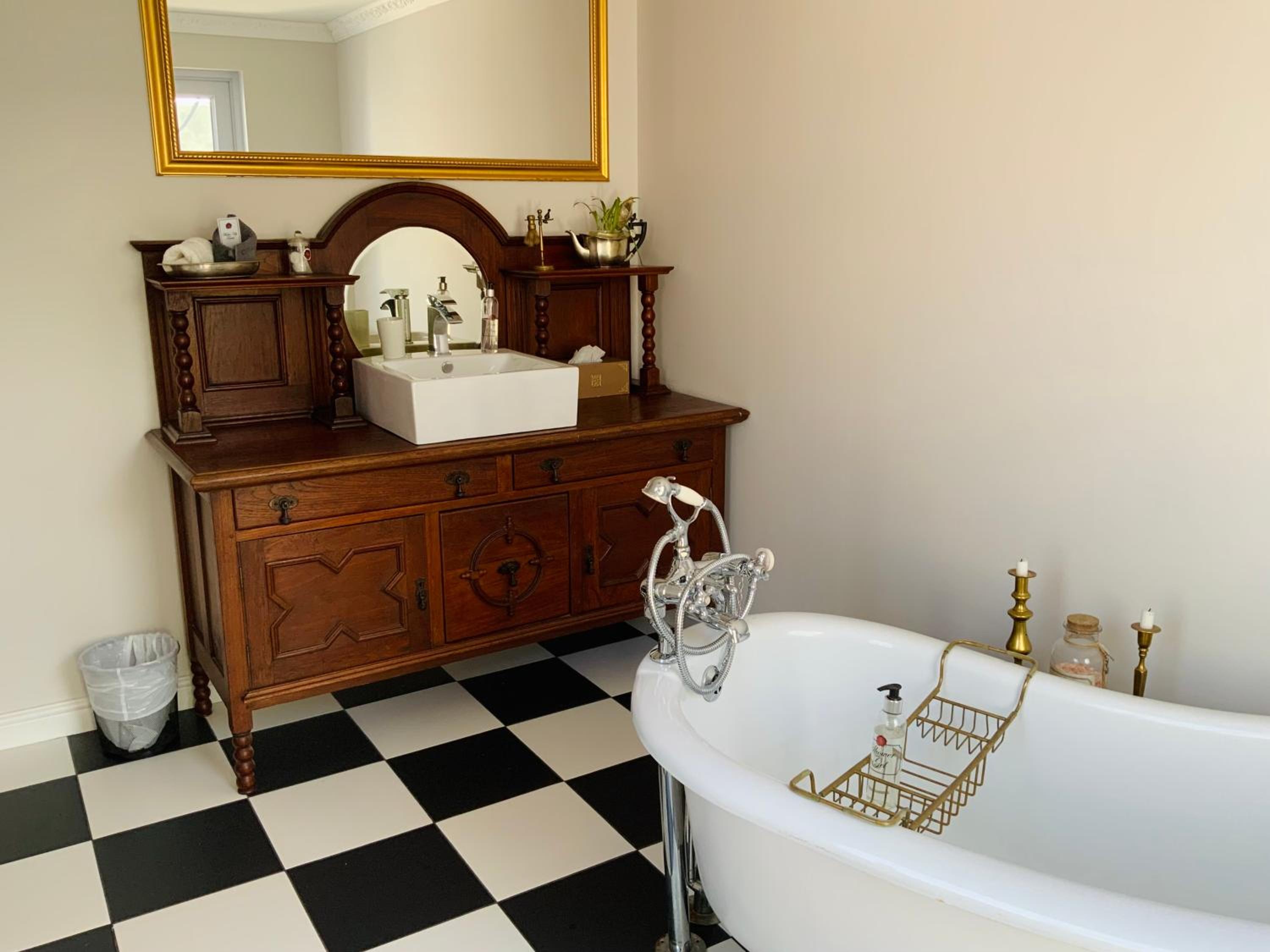 Superior King Room - Photo 12