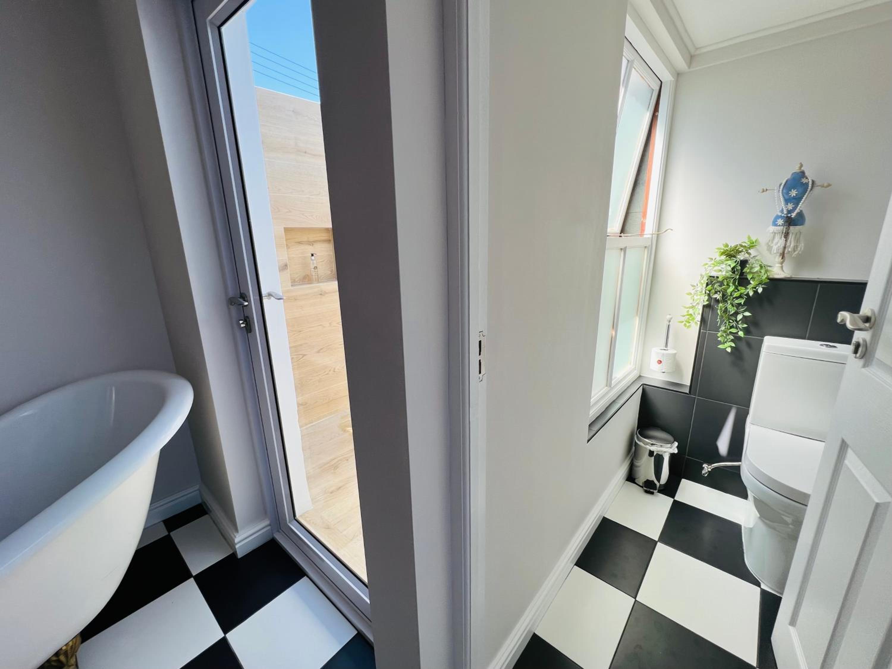 Superior King Room - Photo 11