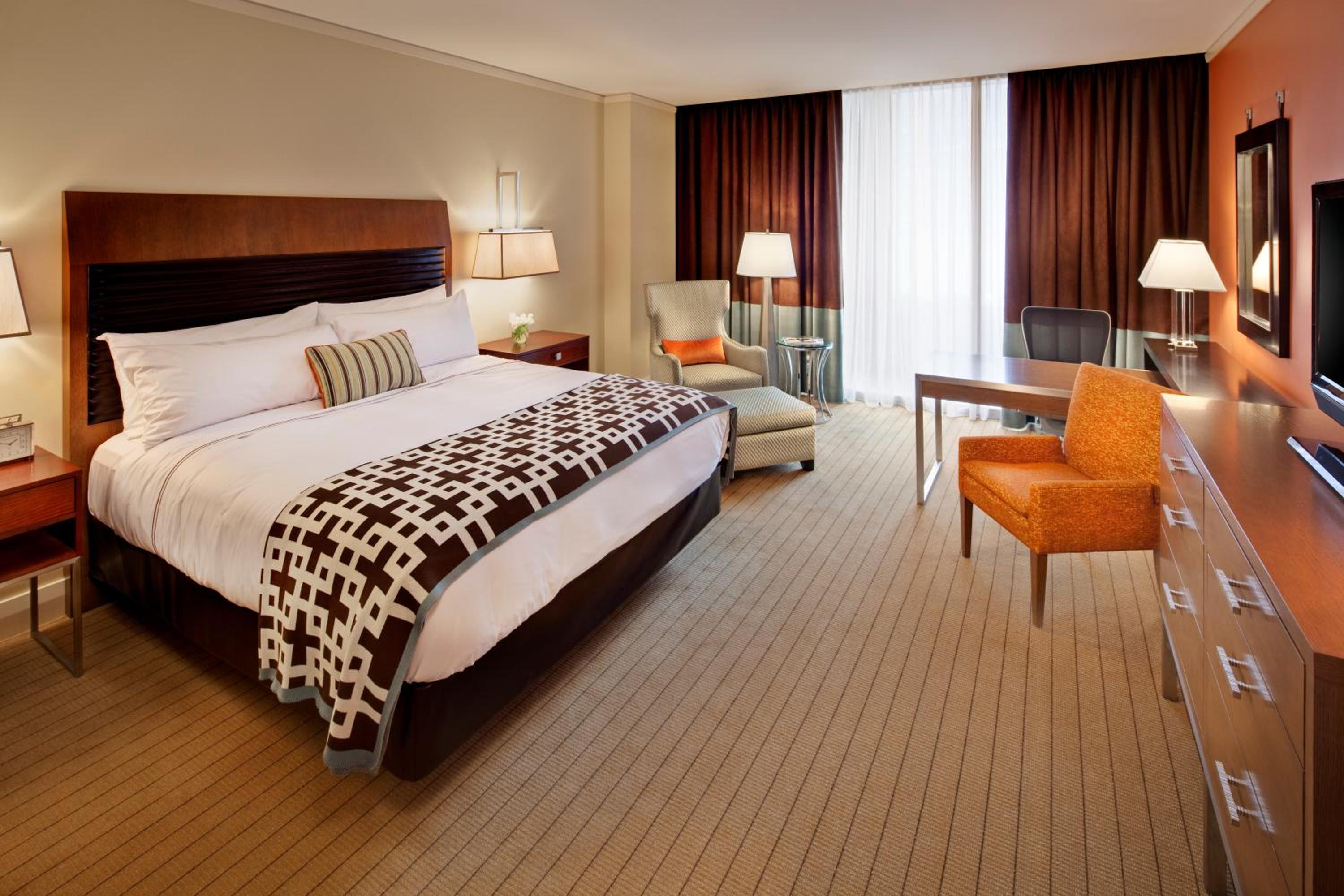 Deluxe King Room with City view - Hearing Accessible photo 3