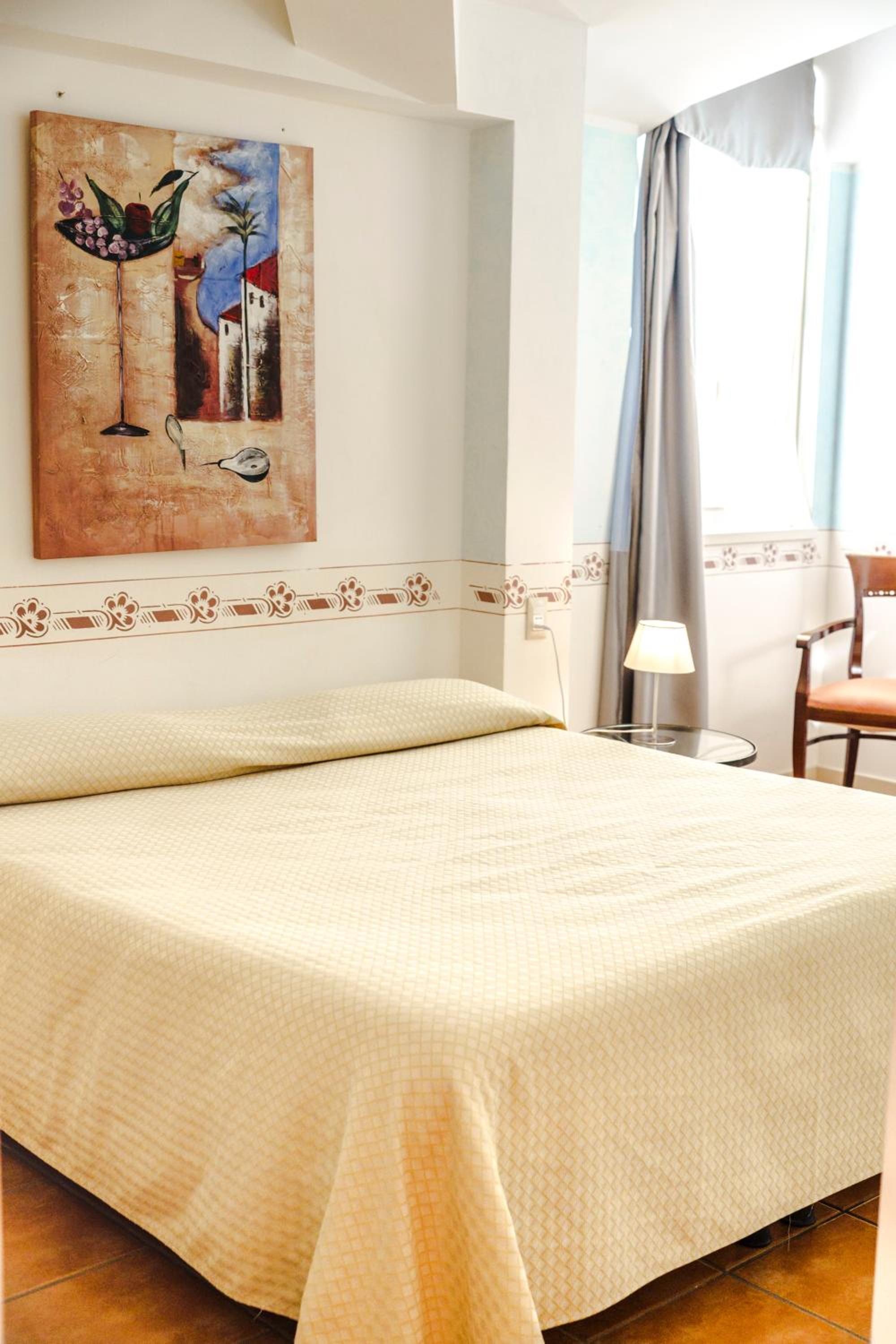 Standard King Room photo 3