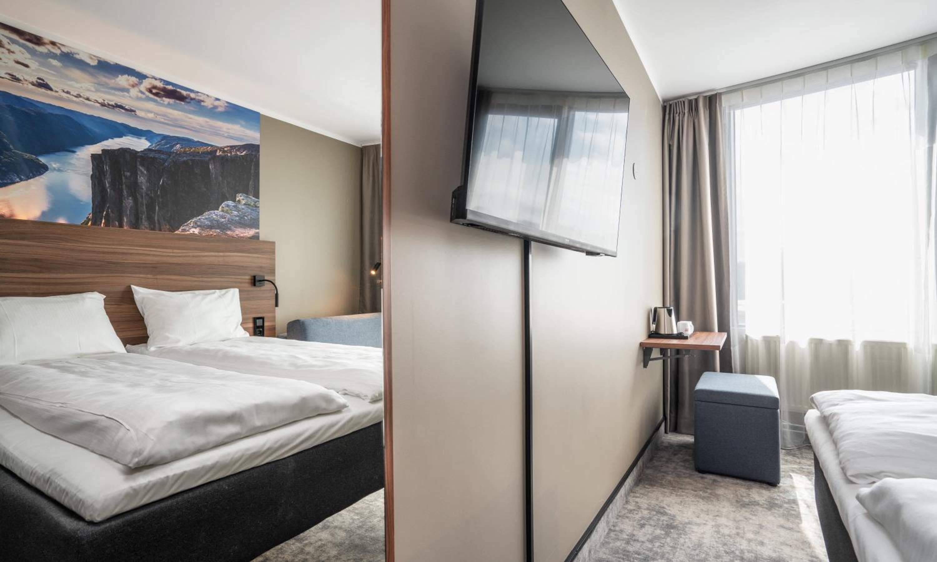  Standard Room with Queen Bed photo 3