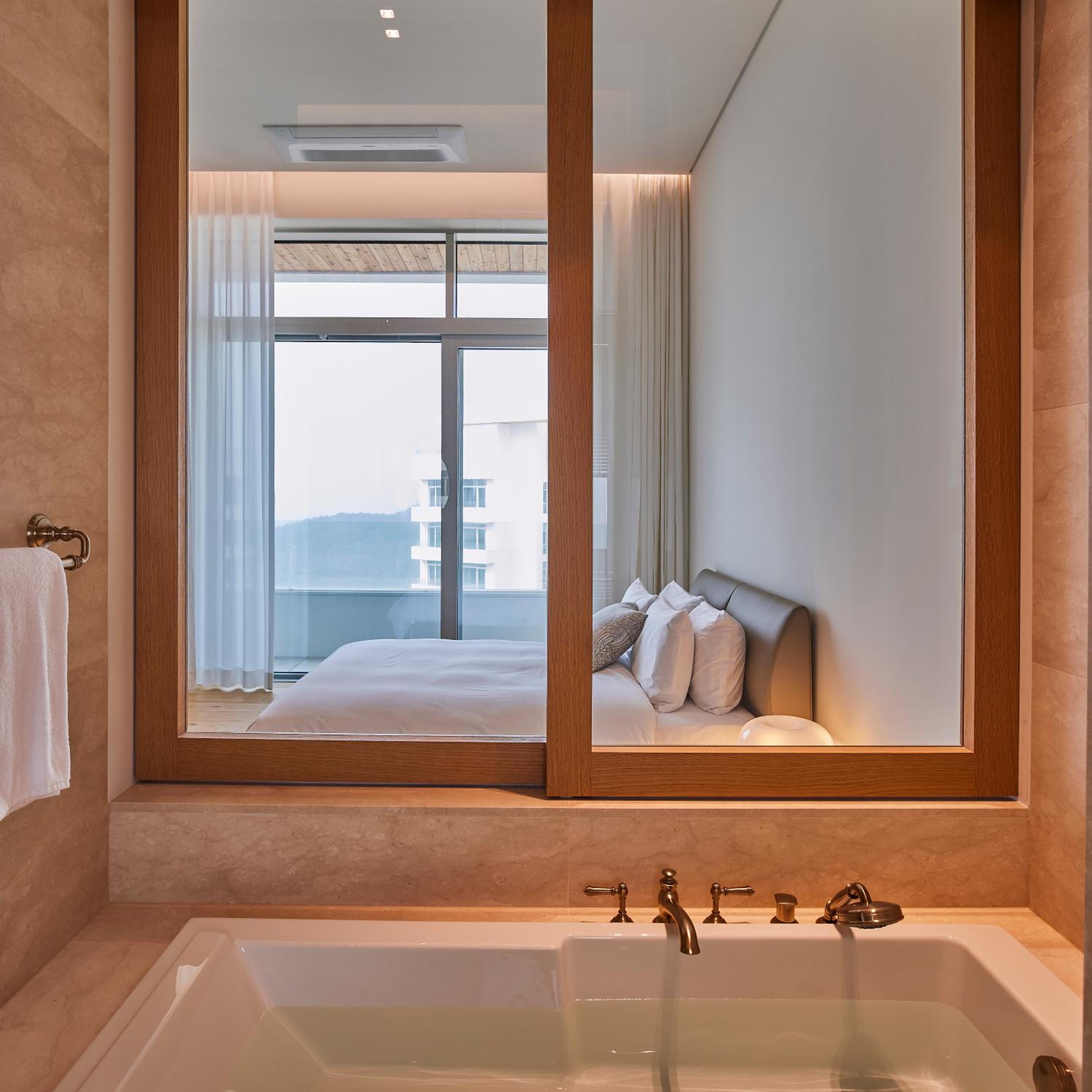 Suite with High Floor - Swimming Pool for 4 - Photo 3