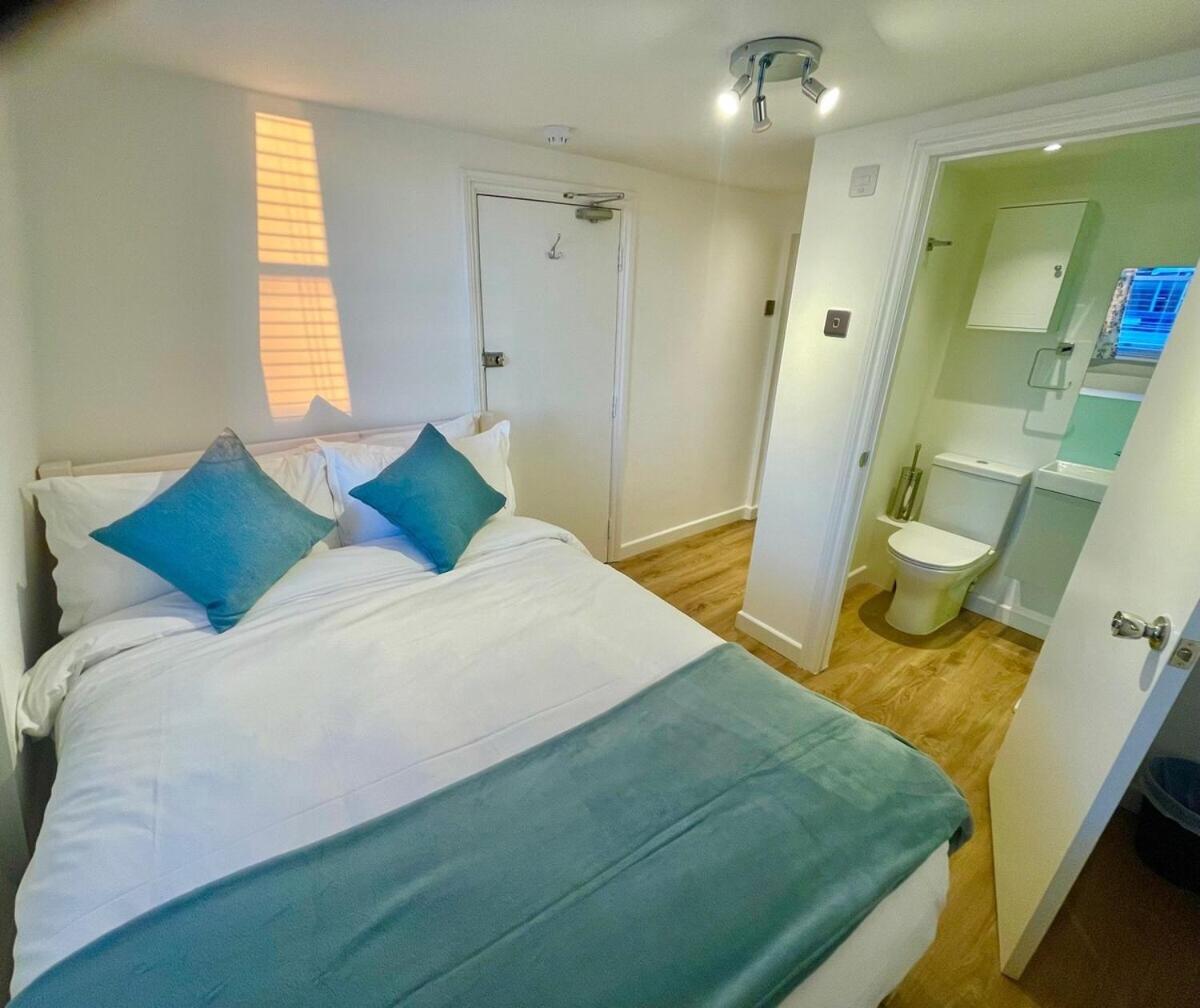 One-Bedroom Apartment - Photo 2