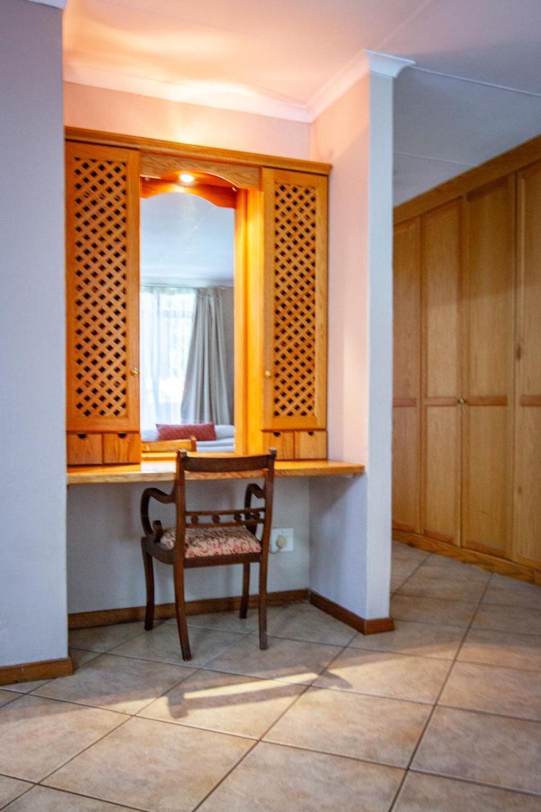 Family Room with Bathroom photo 3