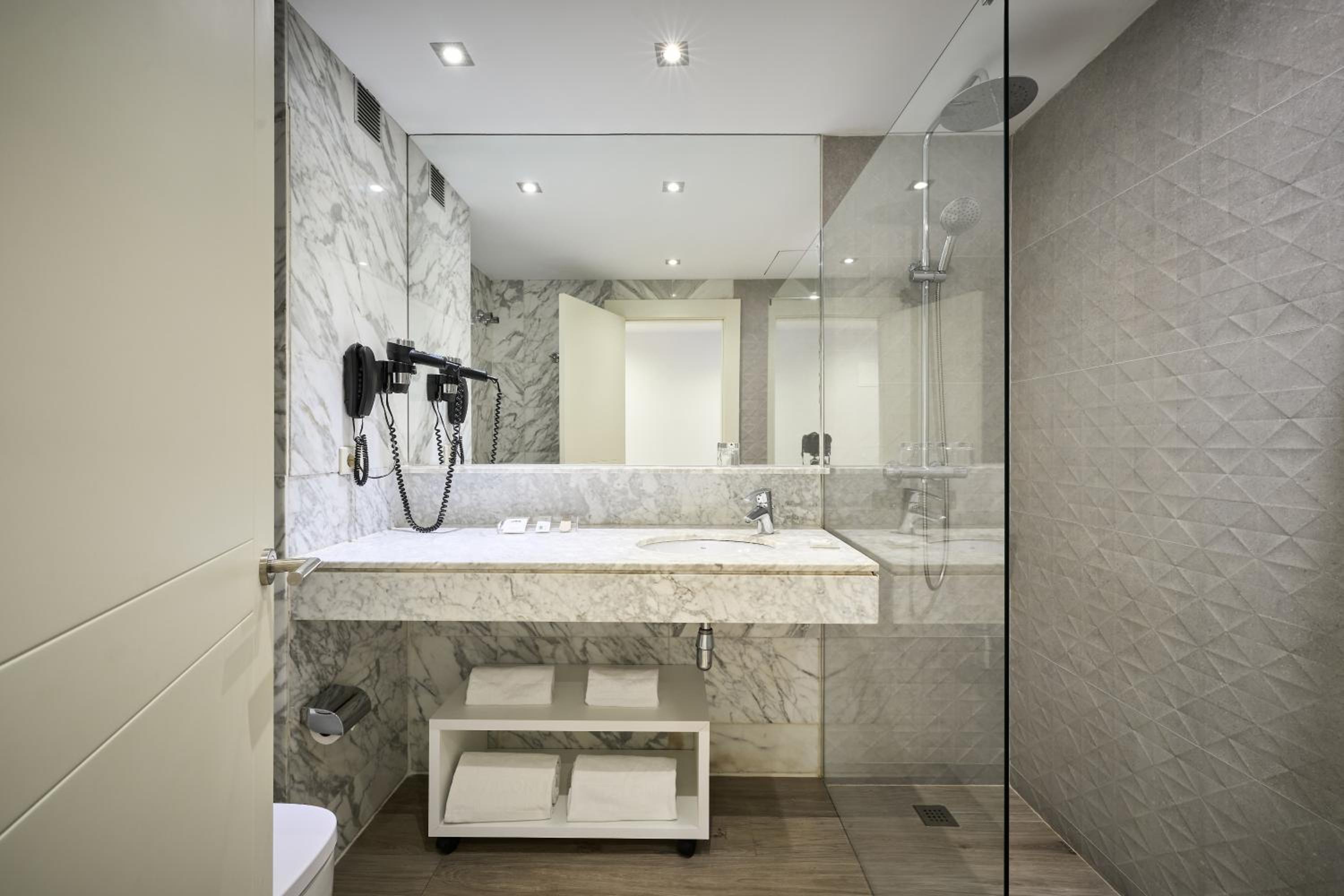 Premium Double or Twin Room - Photo 7