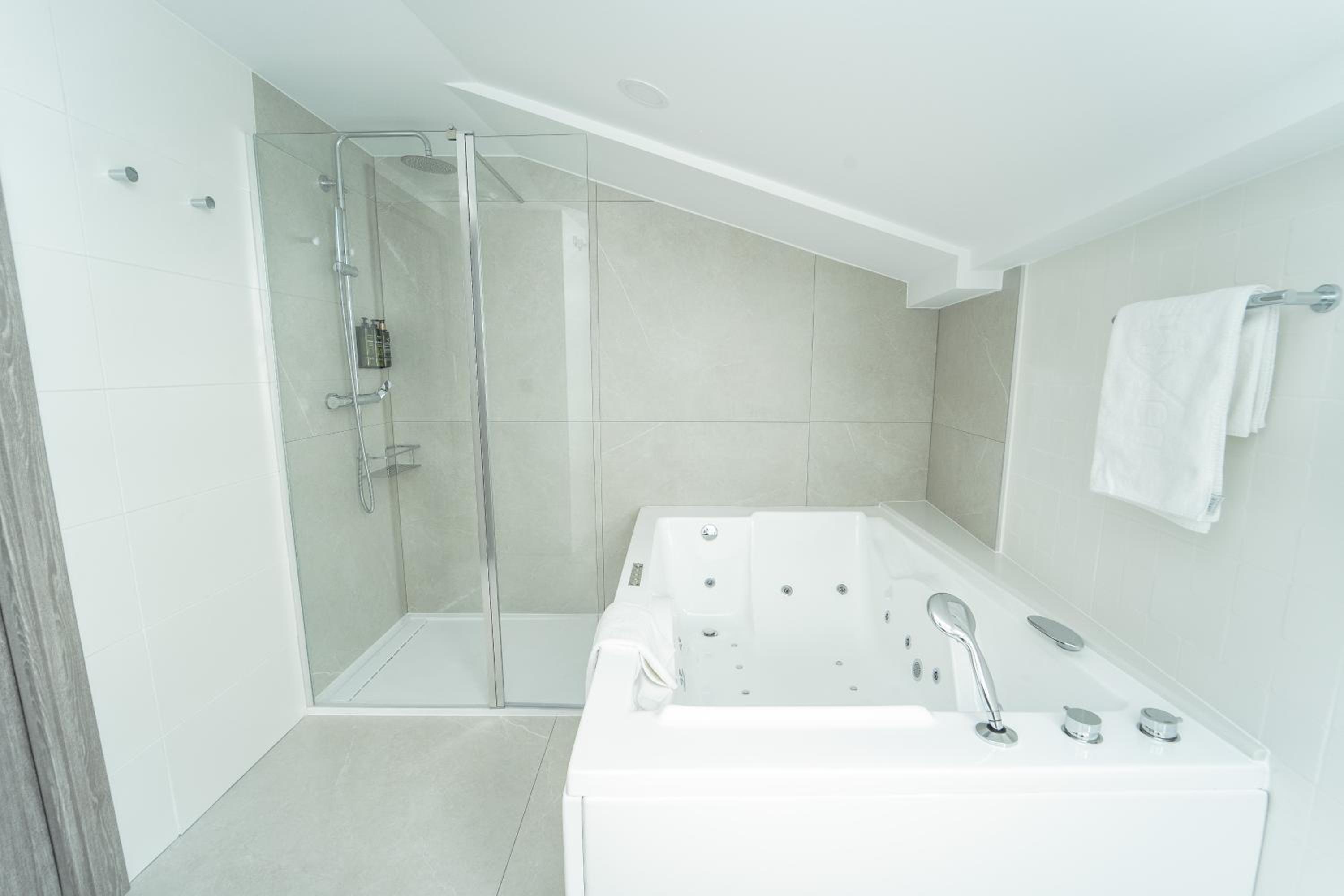Deluxe Room - Photo 7