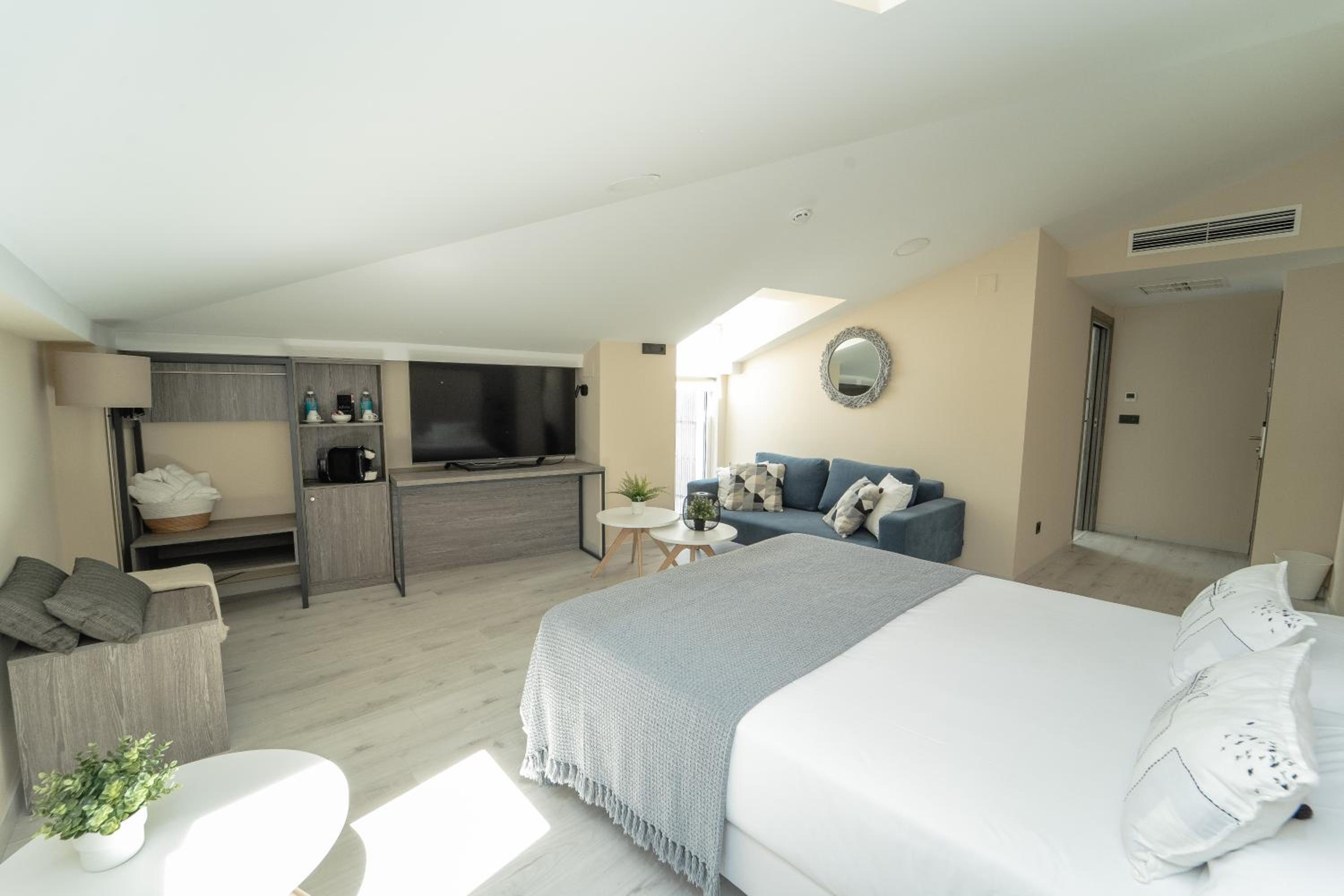 Deluxe Room - Photo 8