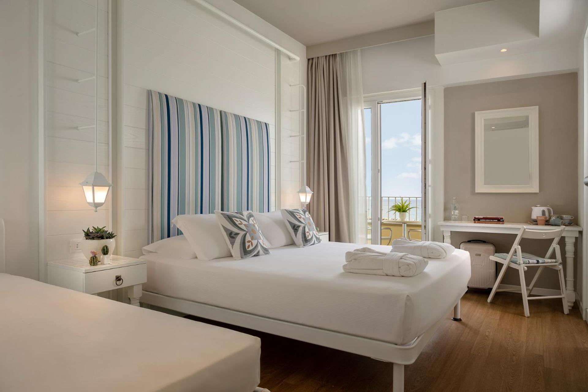 Deluxe Double Room with Balcony and Sea View