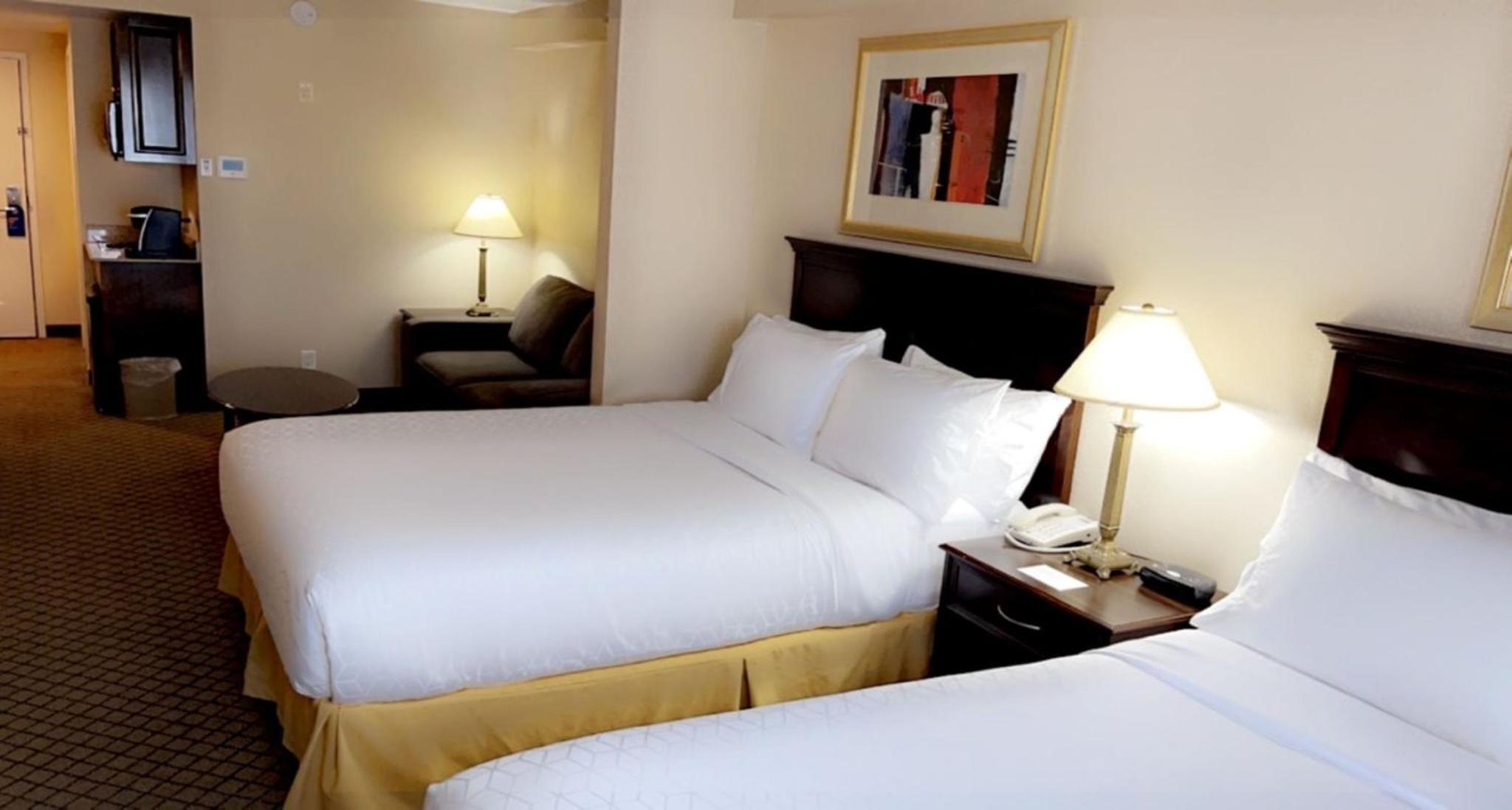 Queen Suite with Two Queen Beds and Sofa Bed - Photo 2