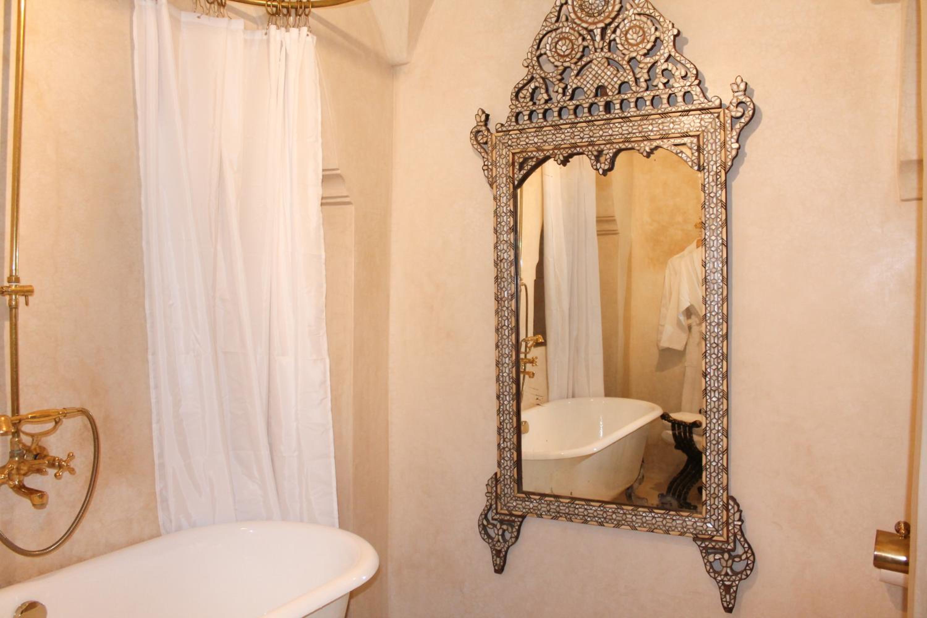 Deluxe Double Room with Bath - Photo 5