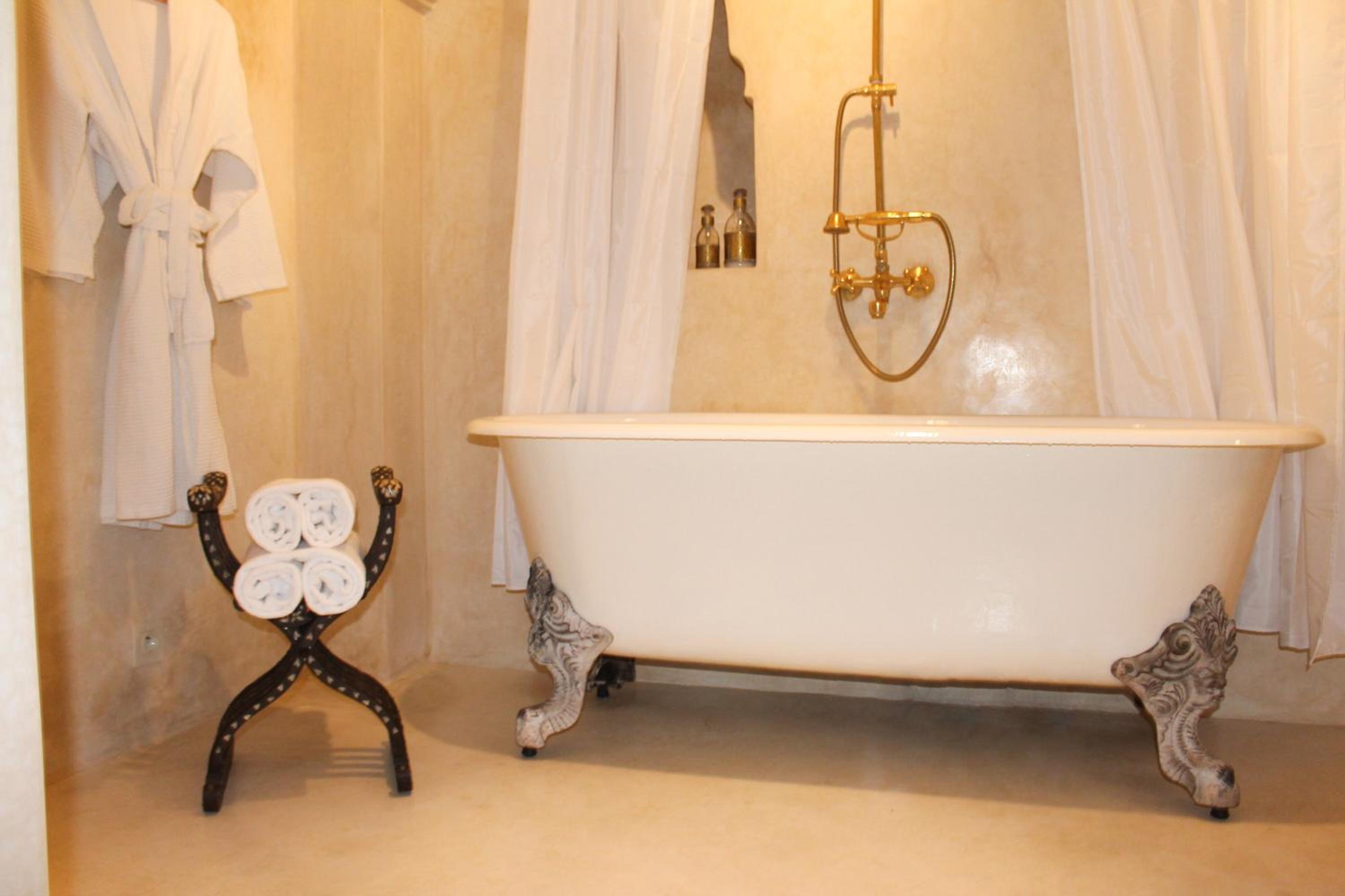 Deluxe Double Room with Bath - Photo 6