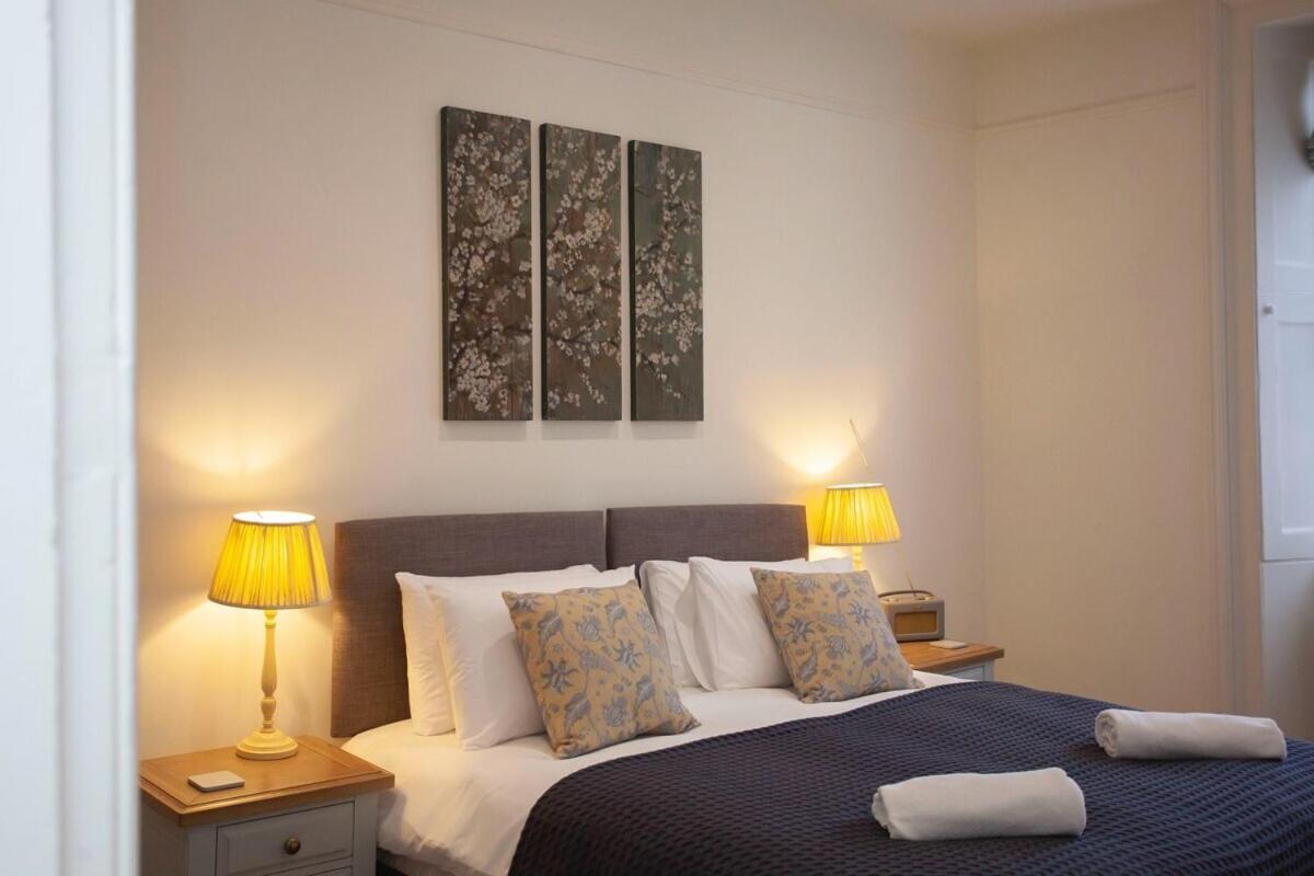 Five-Bedroom House photo 1