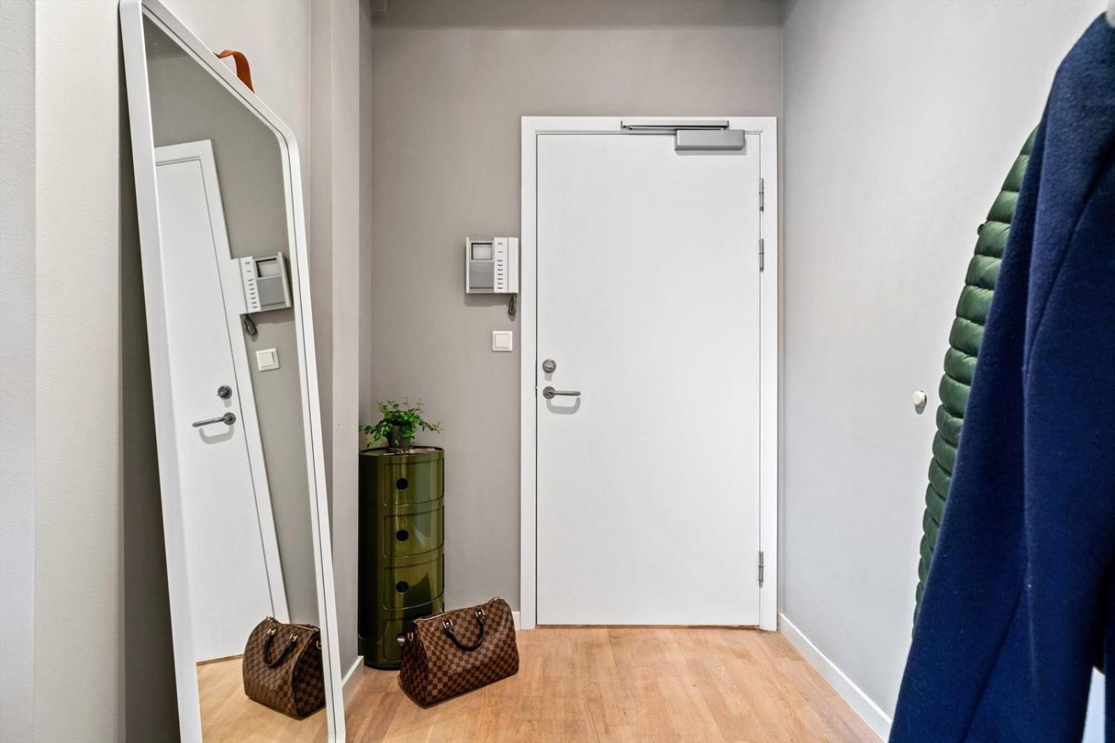 One-Bedroom Apartment photo 2