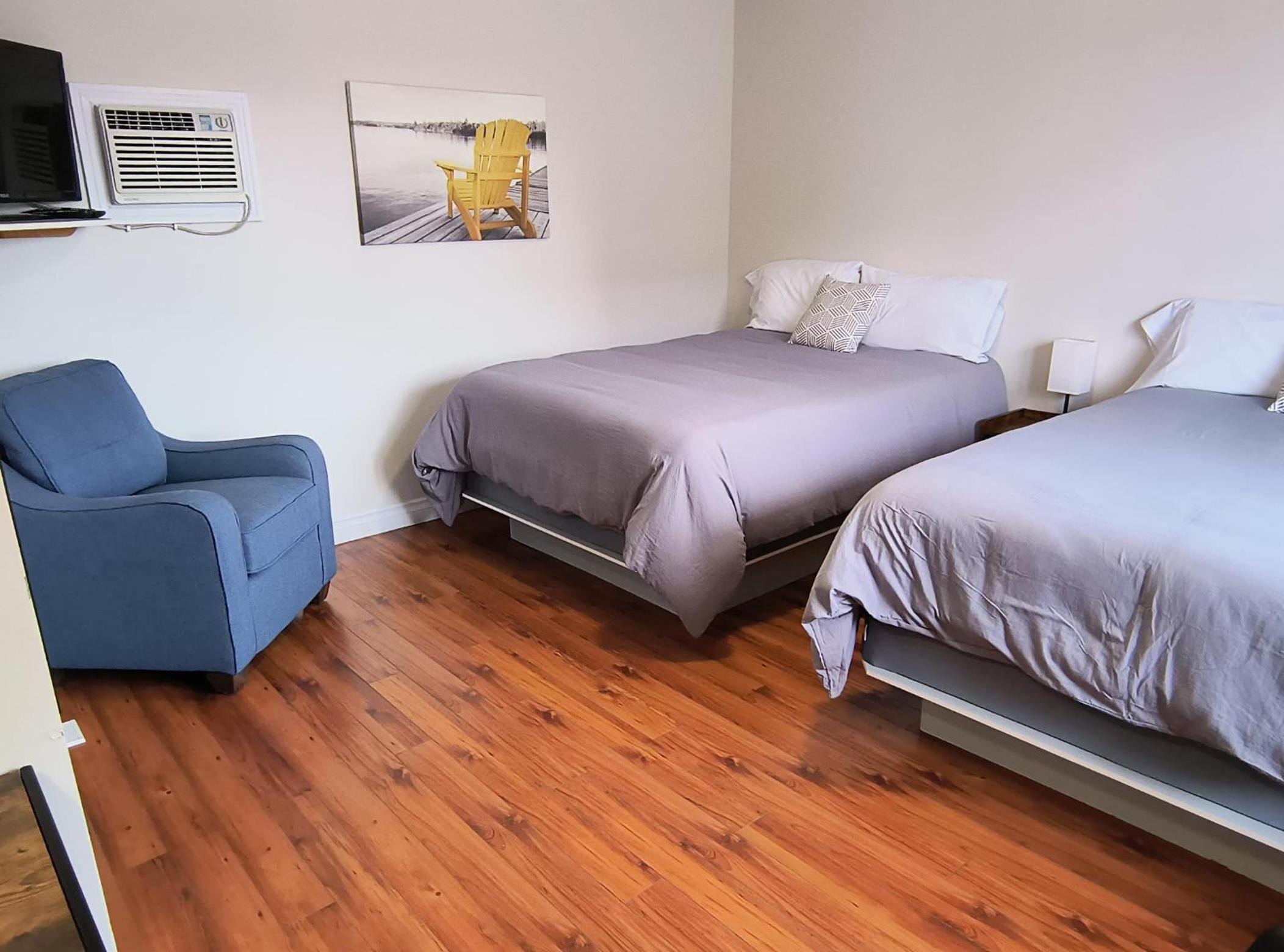 Quadruple Room with Private Bathroom photo 1