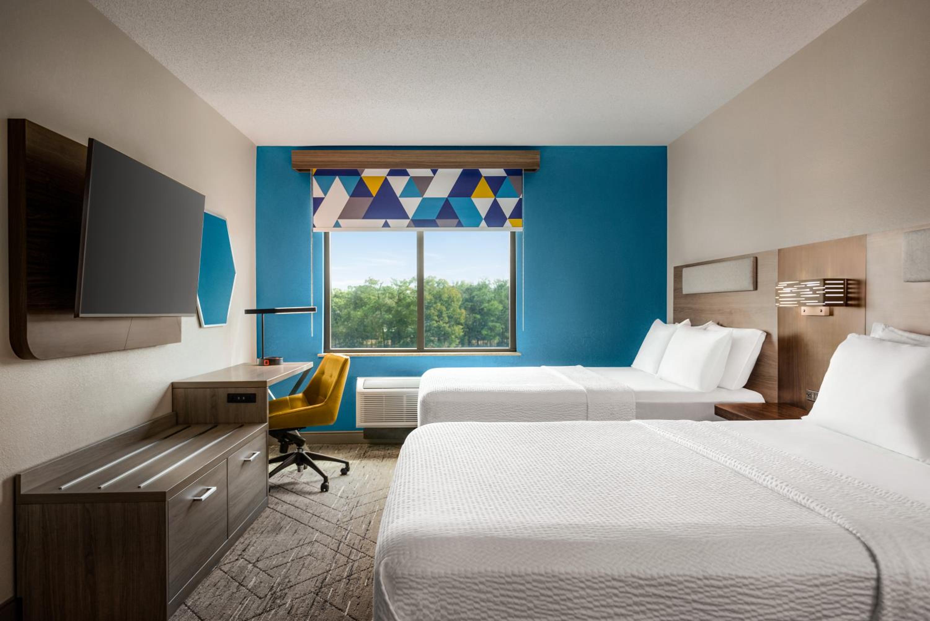 Standard Room with Two Queen Beds - Photo 3