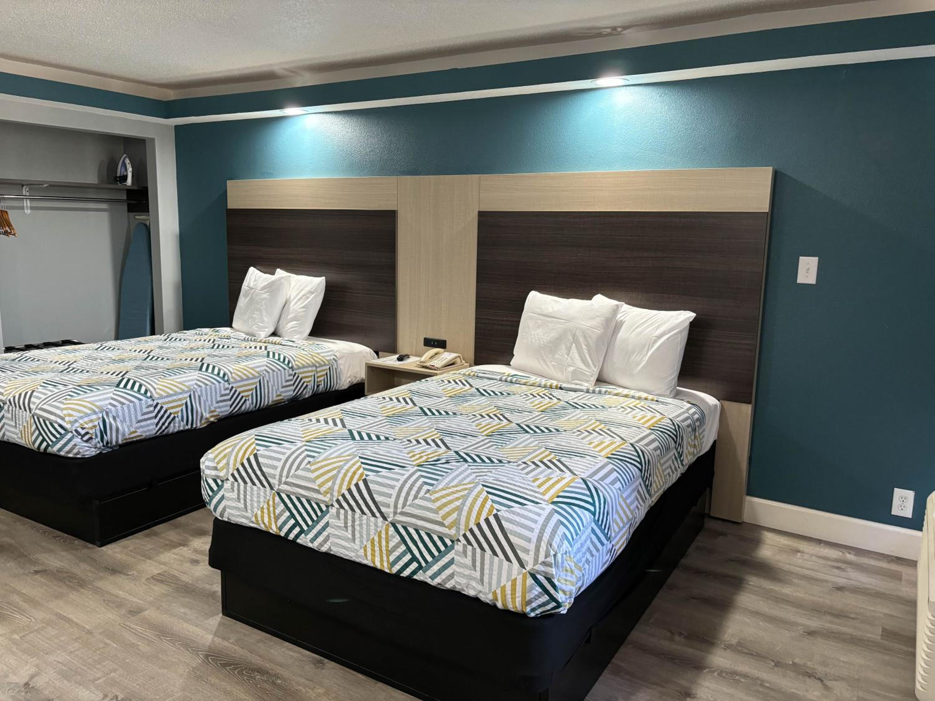 2 Queen Beds Suite Smoking - Photo 1