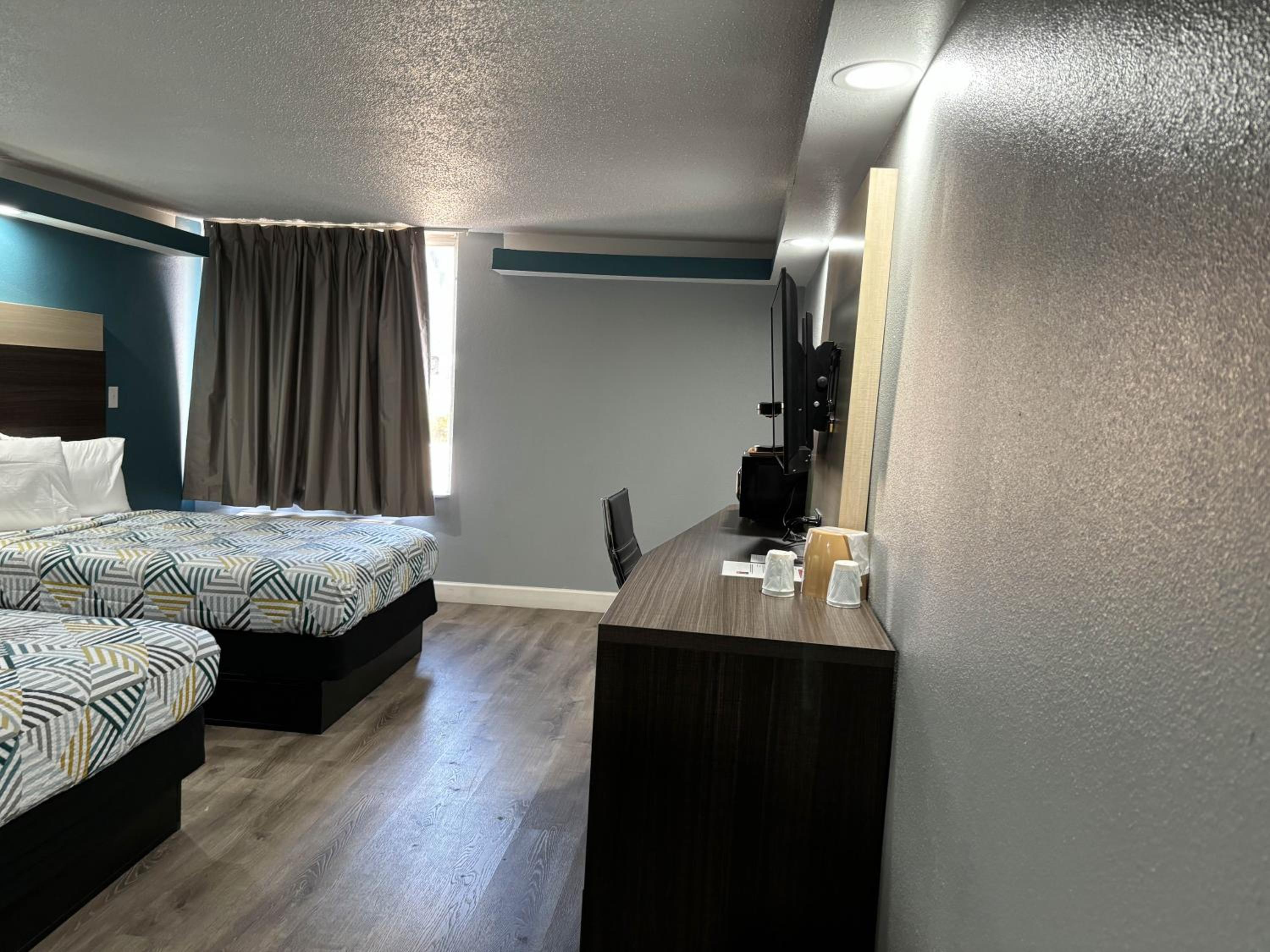 2 Queen Beds Suite Smoking - Photo 2