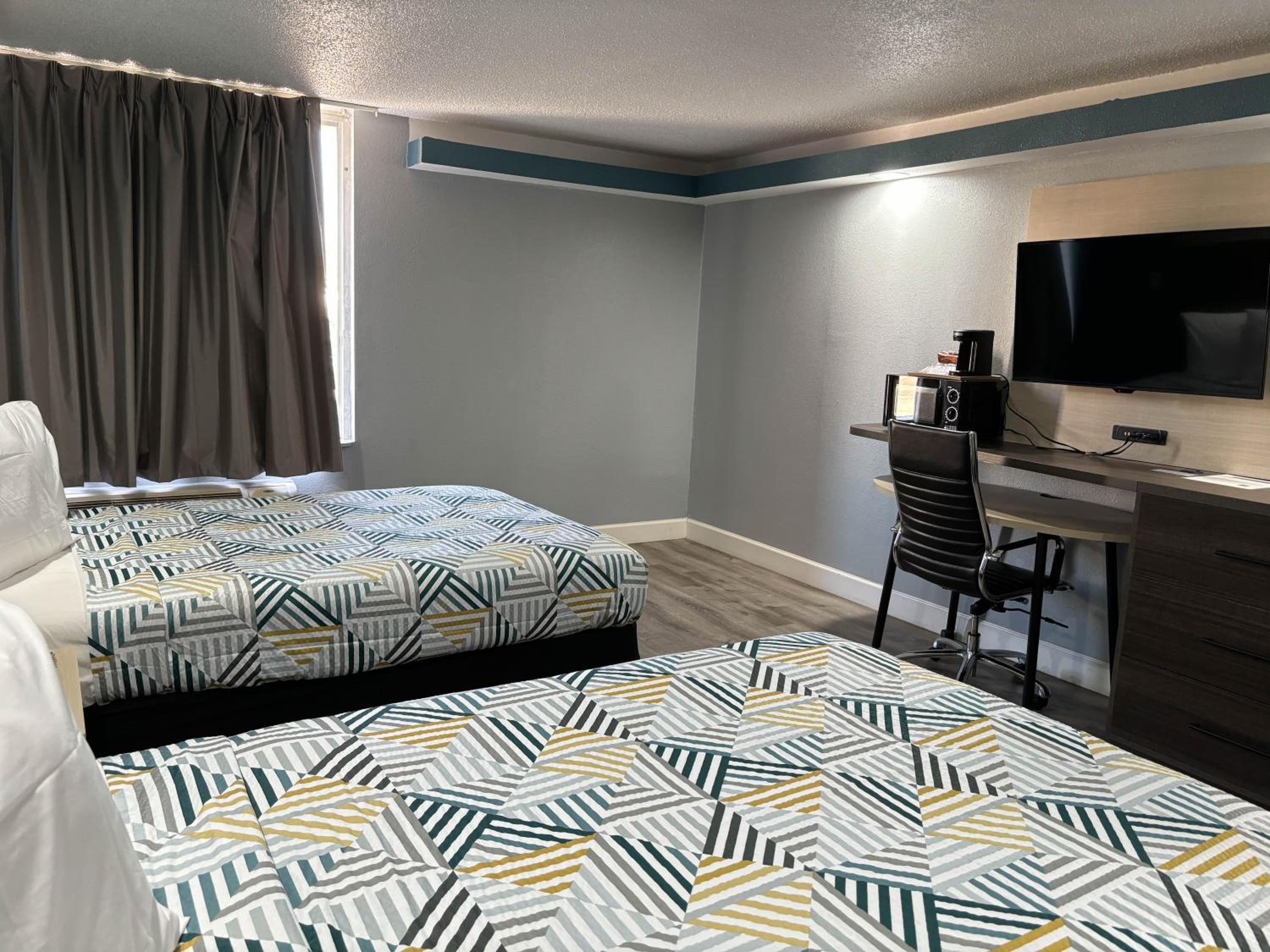 2 Queen Beds Suite Smoking - Photo 4