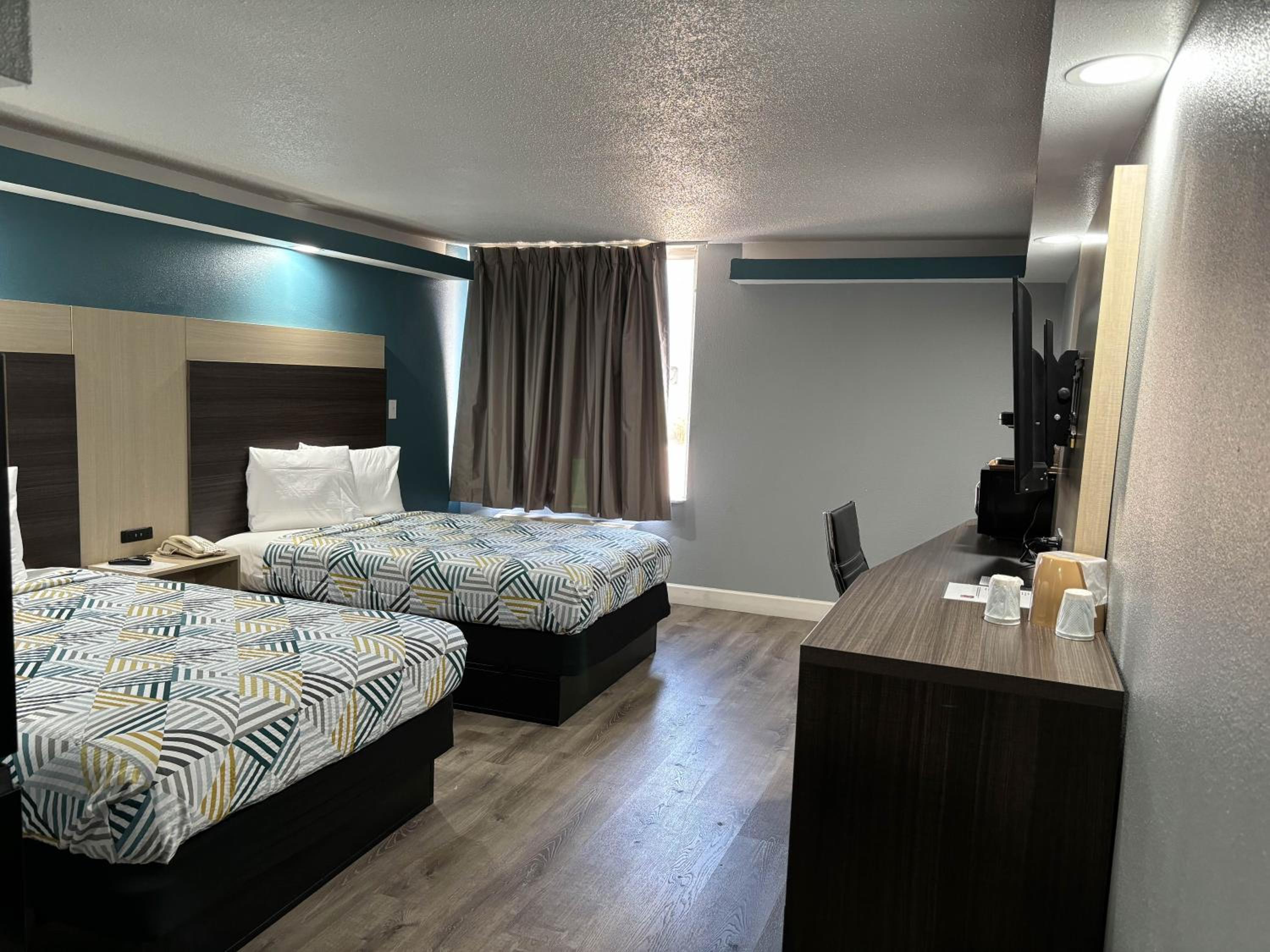 2 Queen Beds Suite Smoking - Photo 5