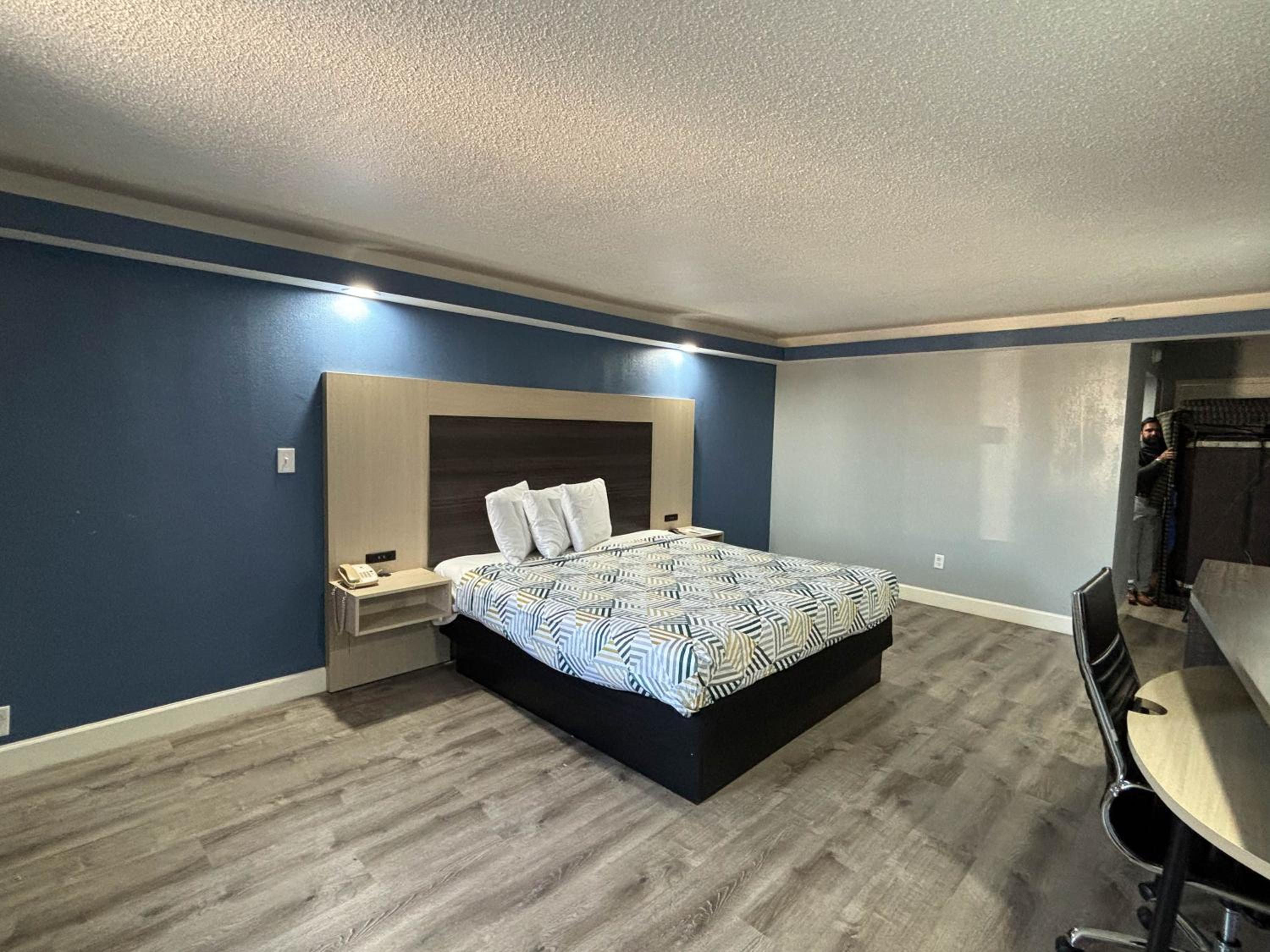 1 King Bed Smoking - Photo 2