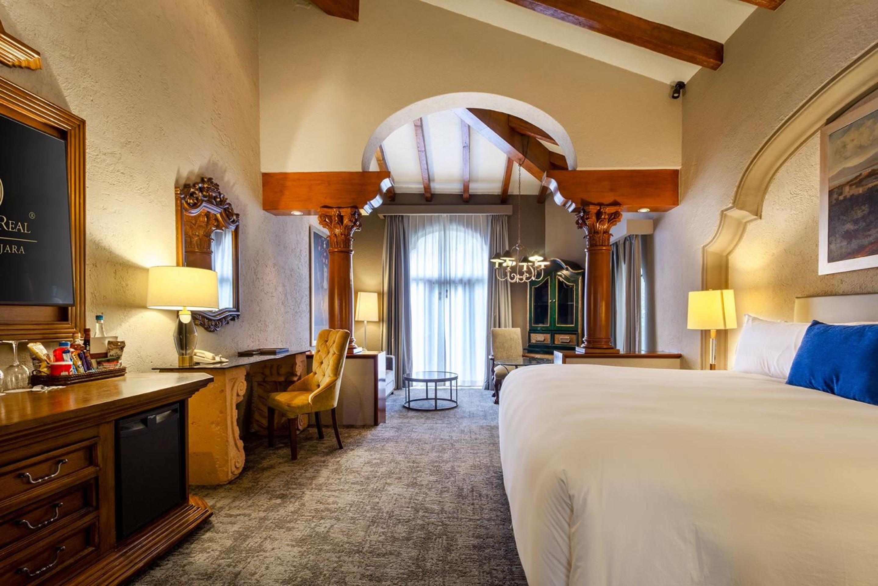 Grand Class King Suite - Photo 7