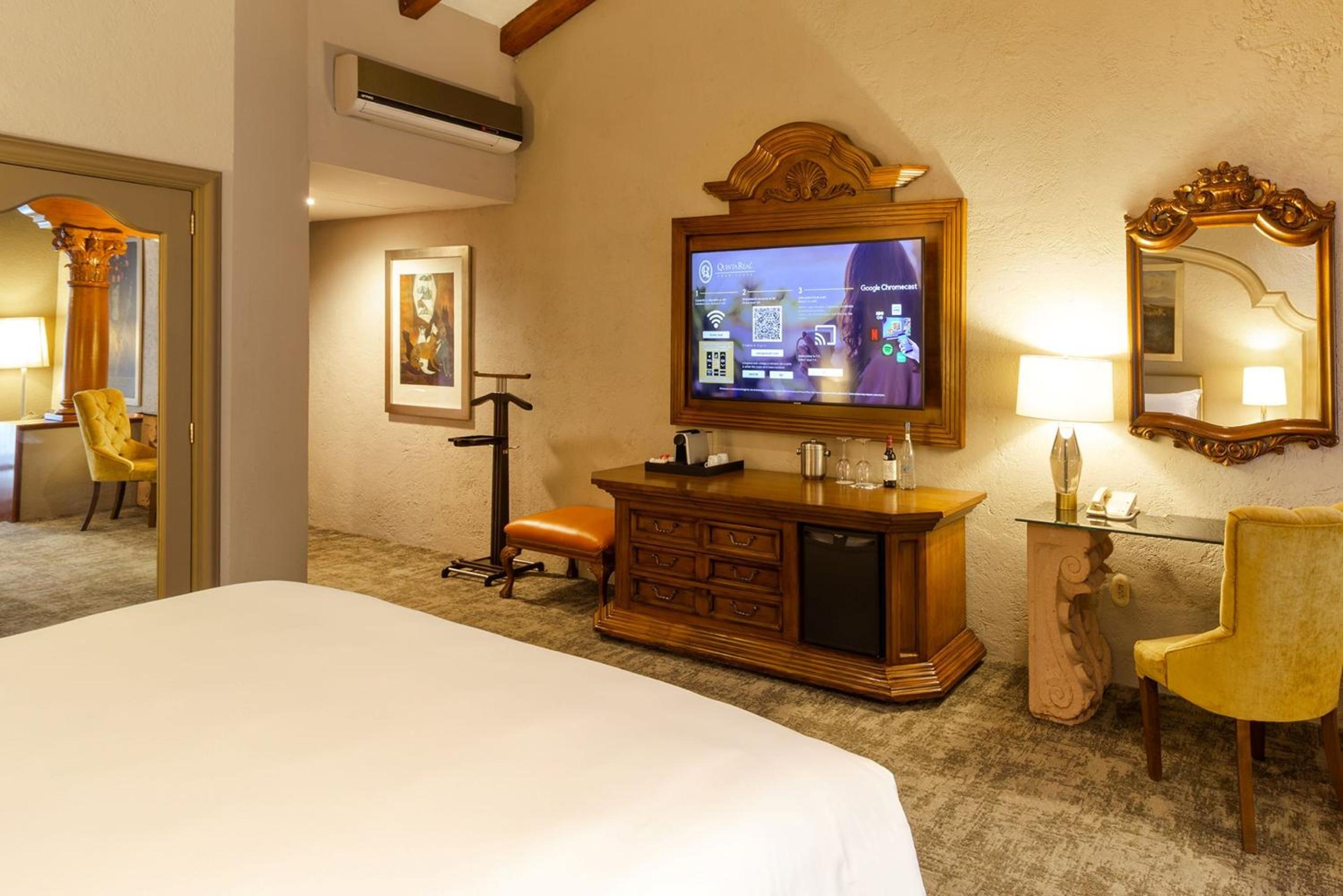 Grand Class King Suite - Photo 6